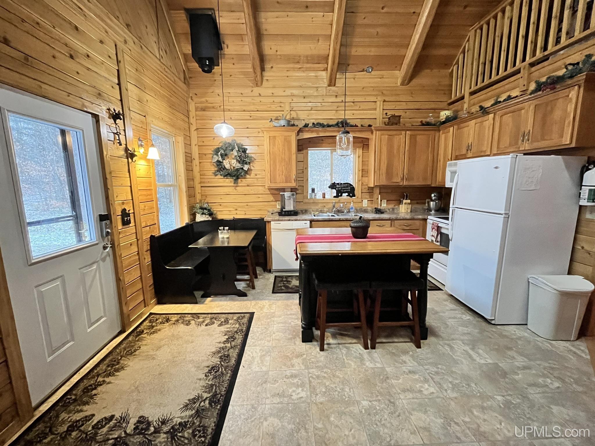9015 E Powell Lake Road