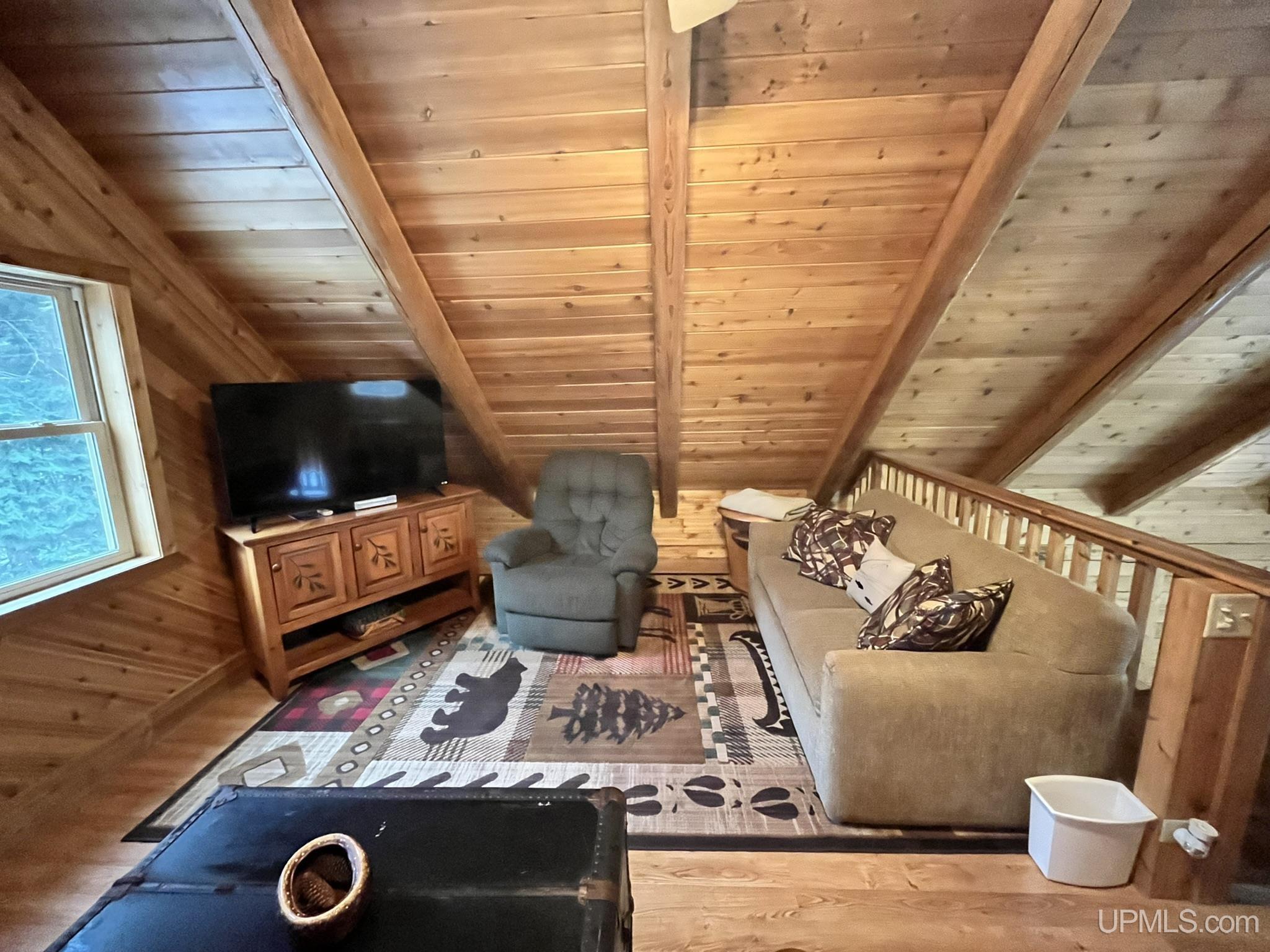 9015 E Powell Lake Road