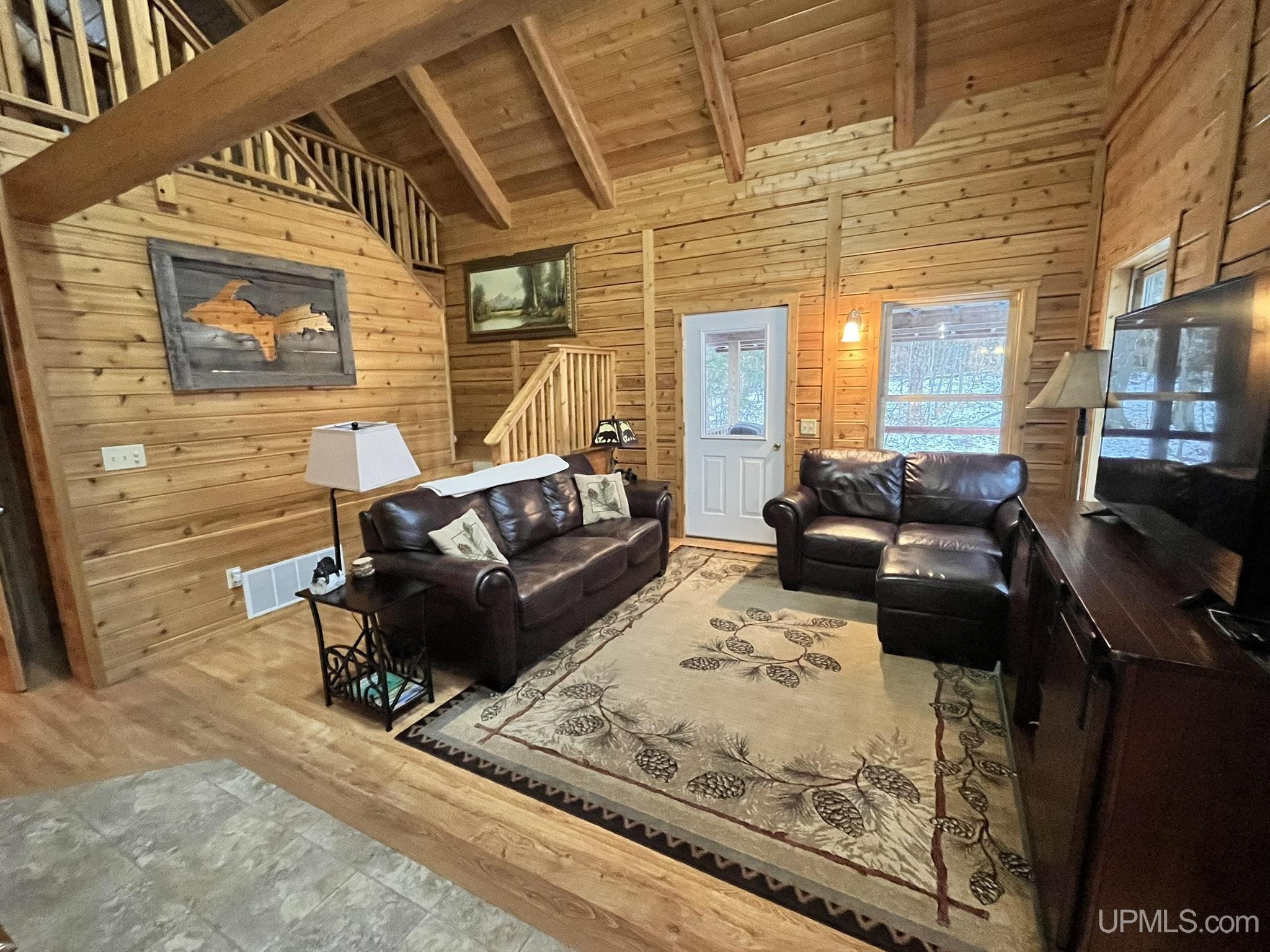 9015 E Powell Lake Road