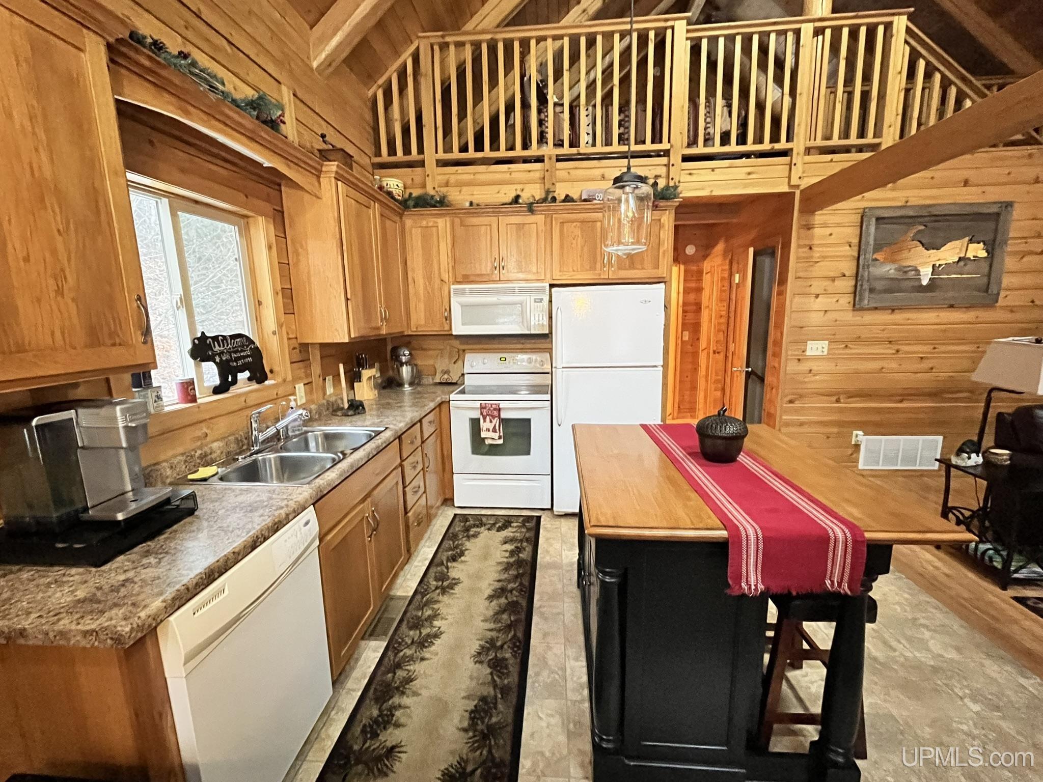 9015 E Powell Lake Road