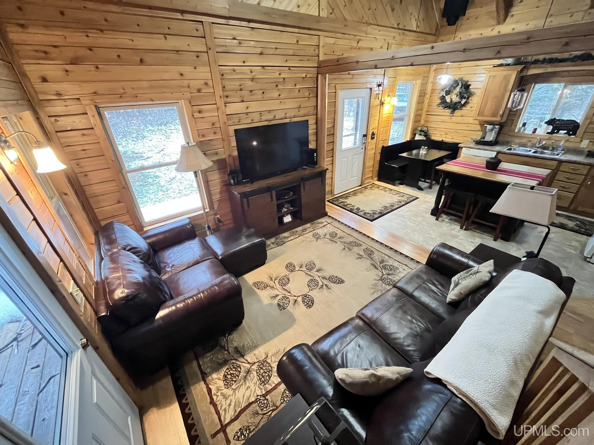 9015 E Powell Lake Road