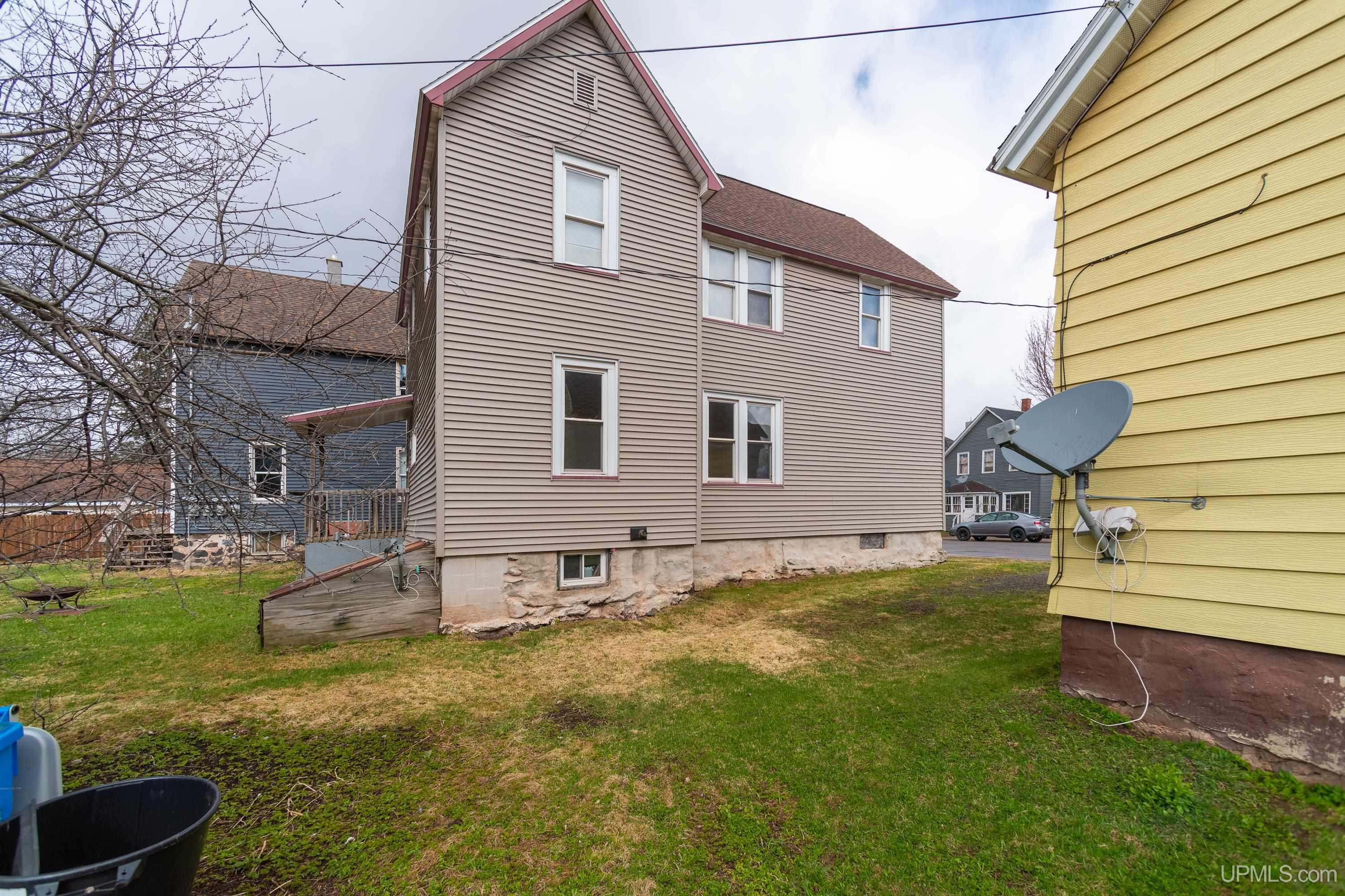 129 W Superior Street