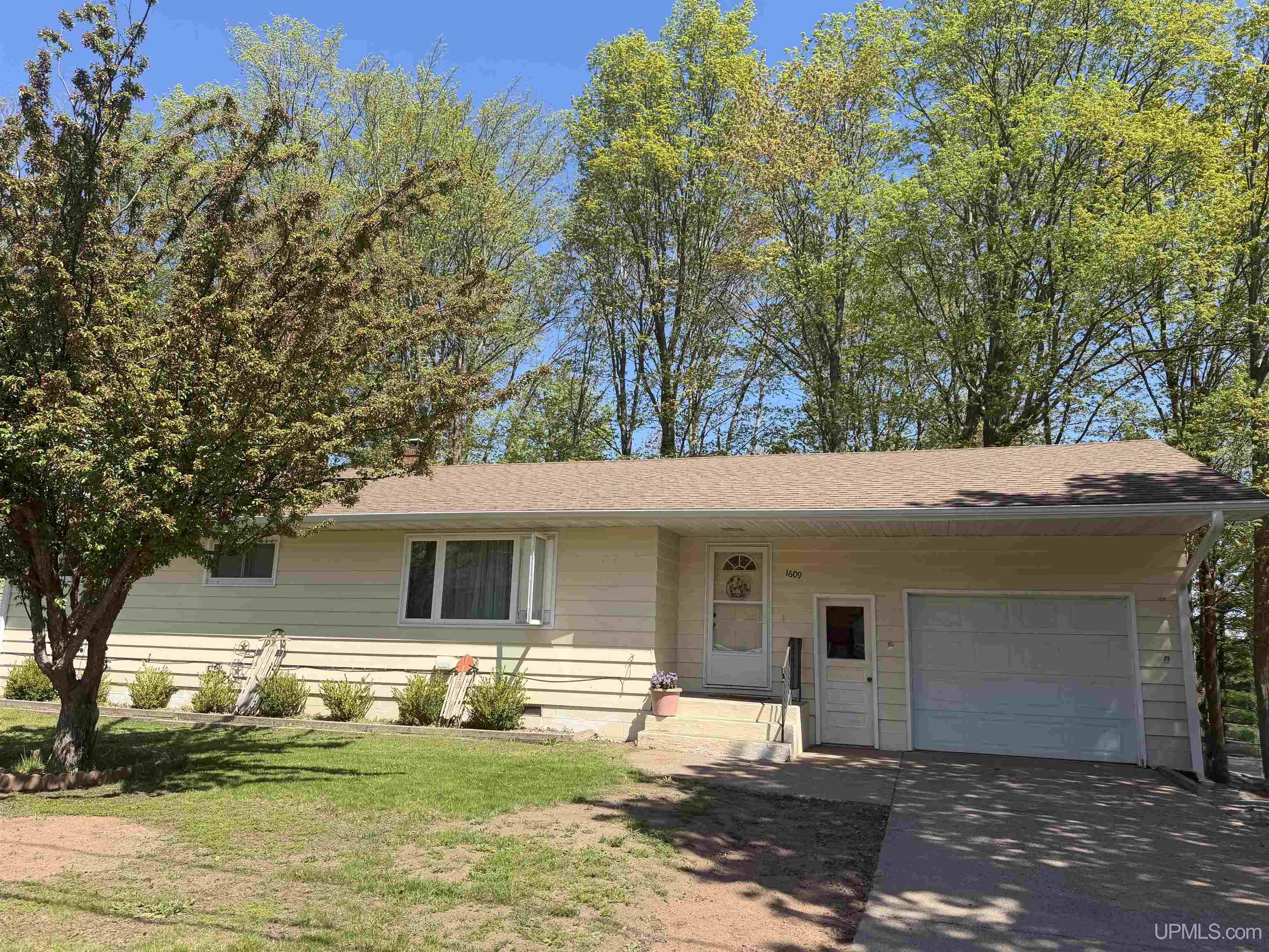 1609 Elm Street
