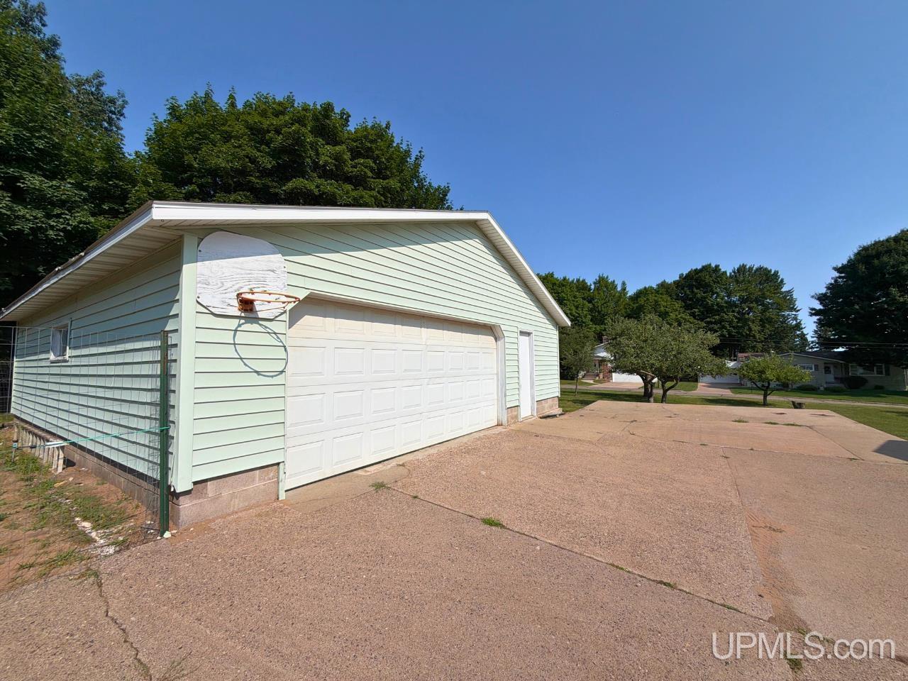 1175 N Mcclellan Avenue