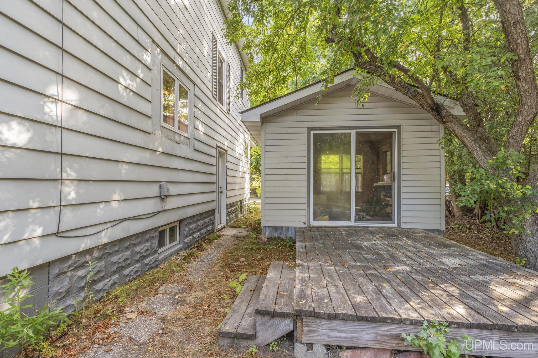 195 N Oak Street