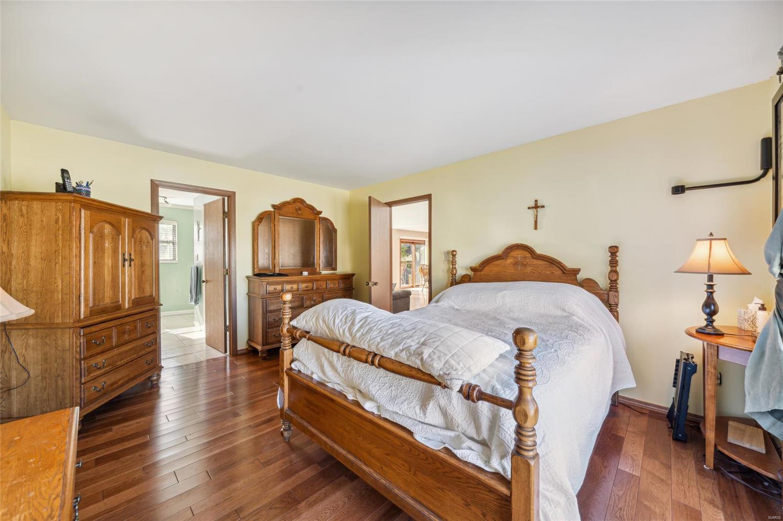 942 Oakwood Farms Lane