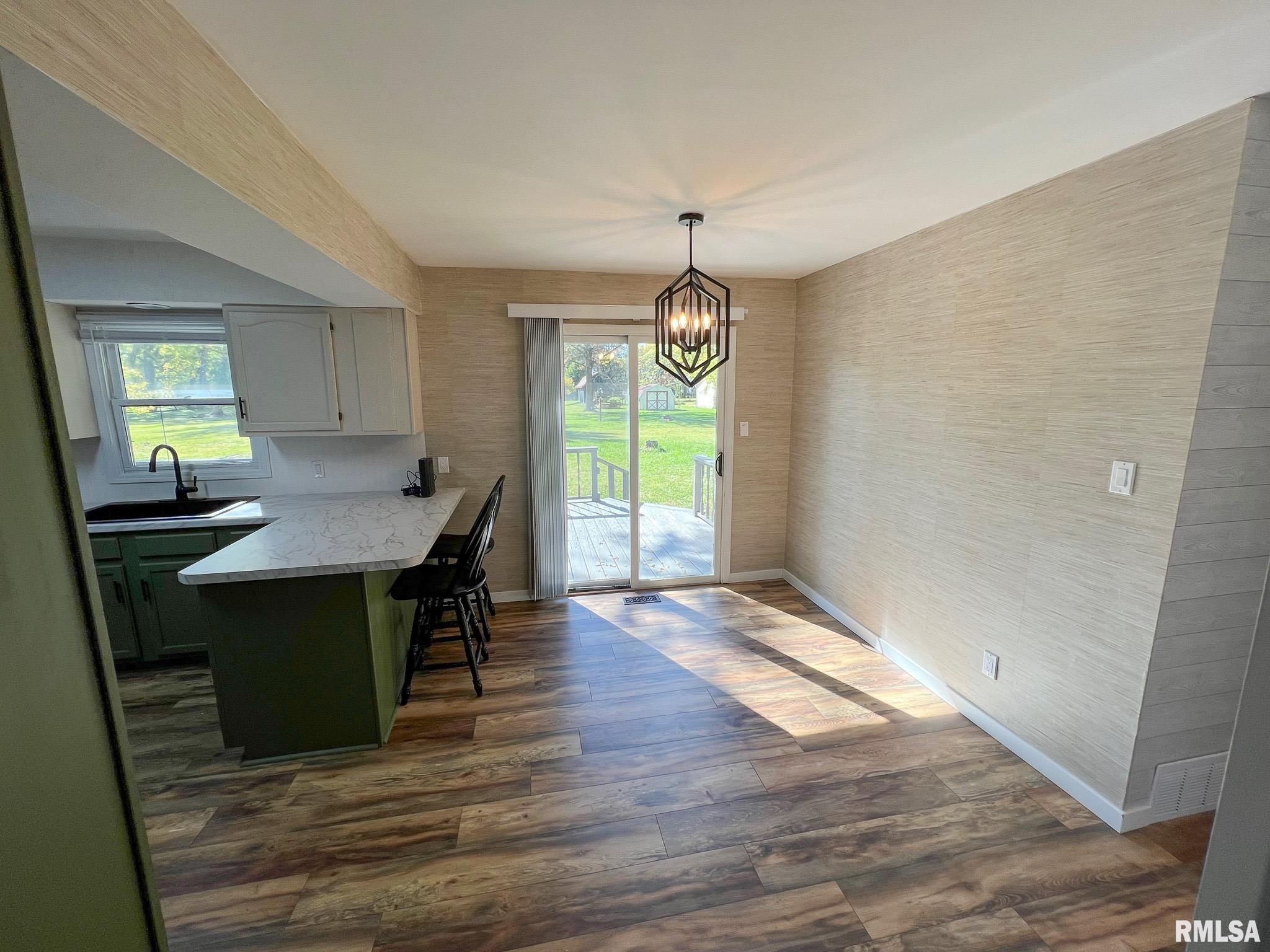 613 E NICHOLAS Street