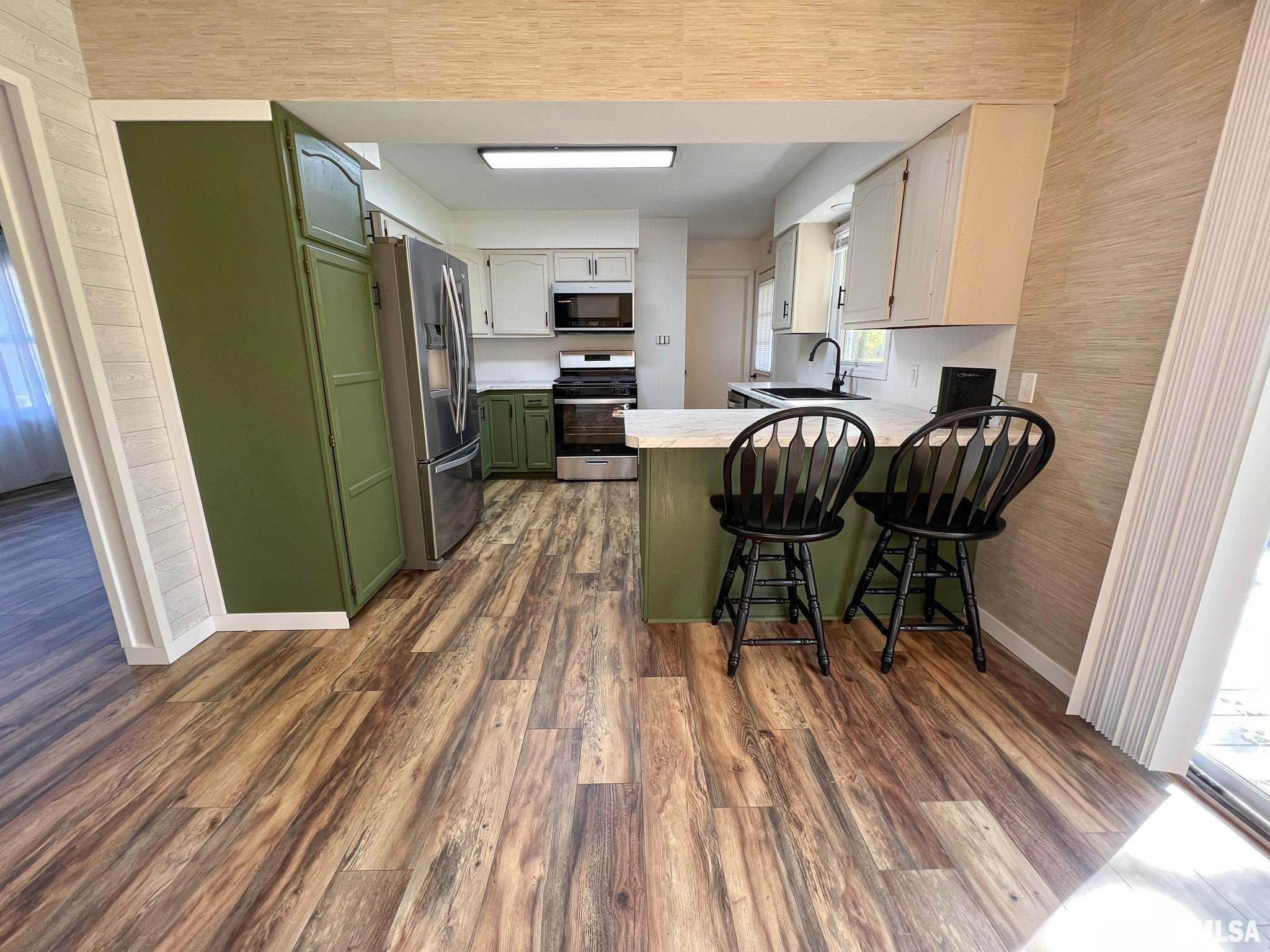 613 E NICHOLAS Street