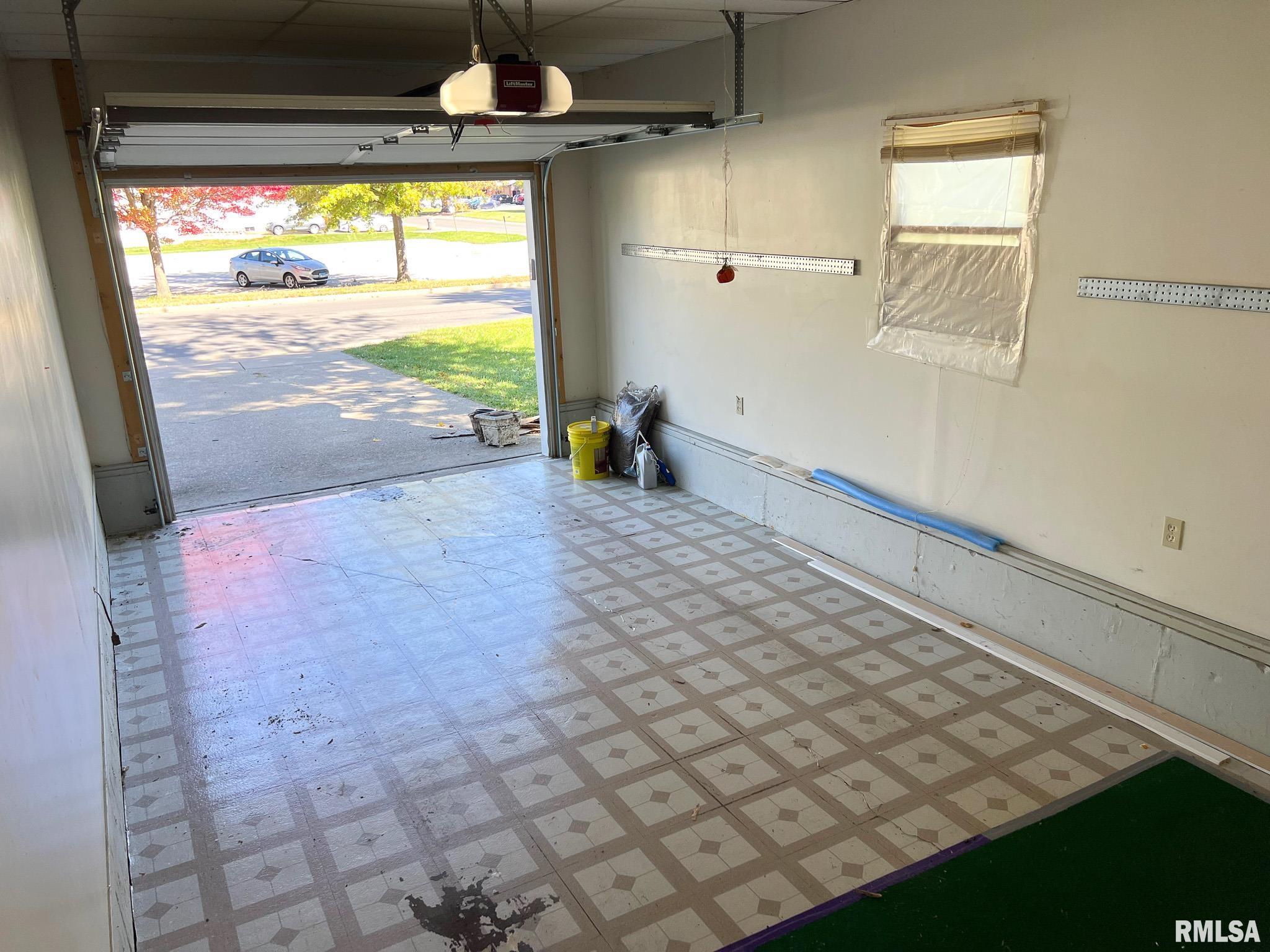 613 E NICHOLAS Street