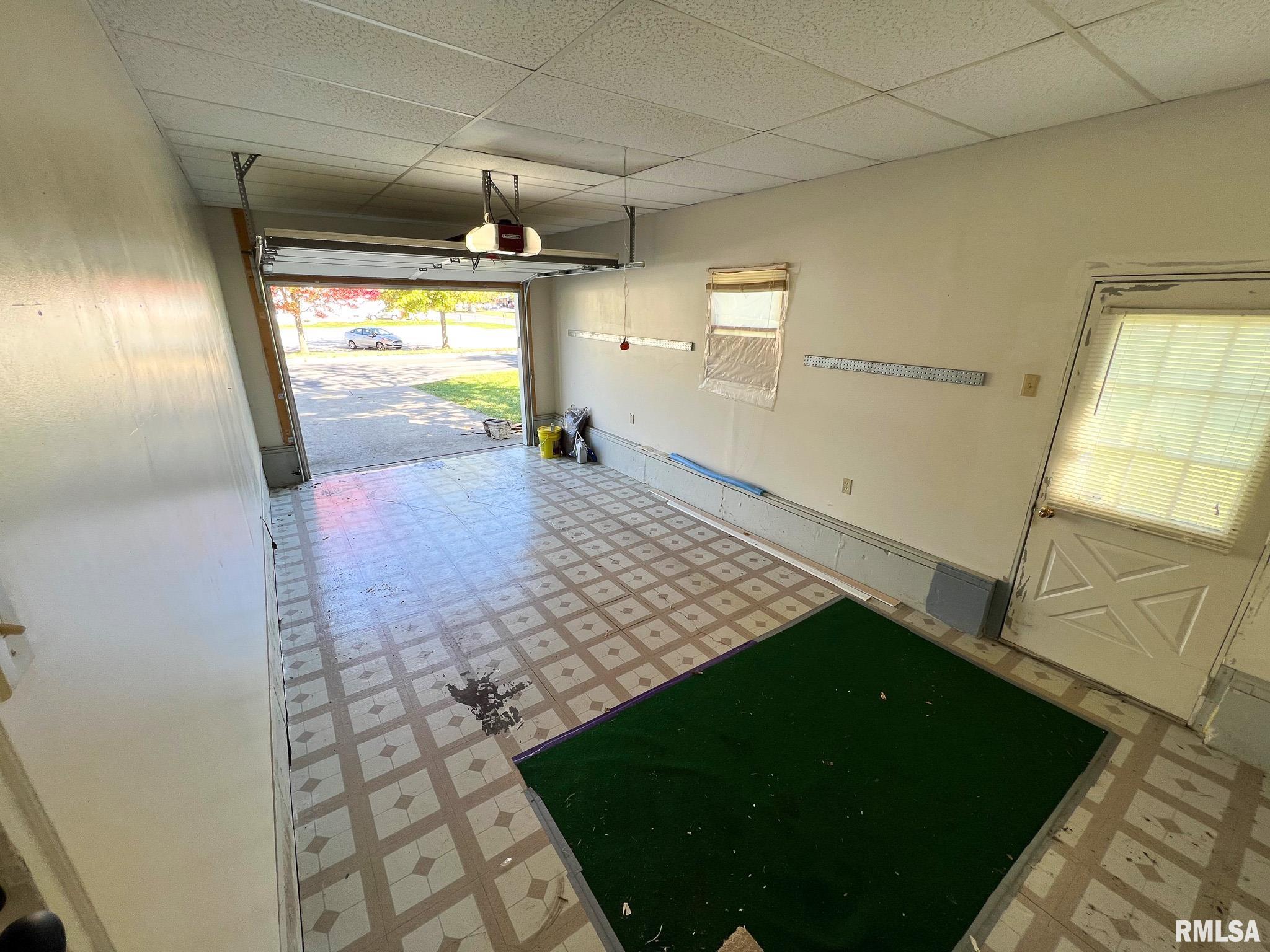 613 E NICHOLAS Street