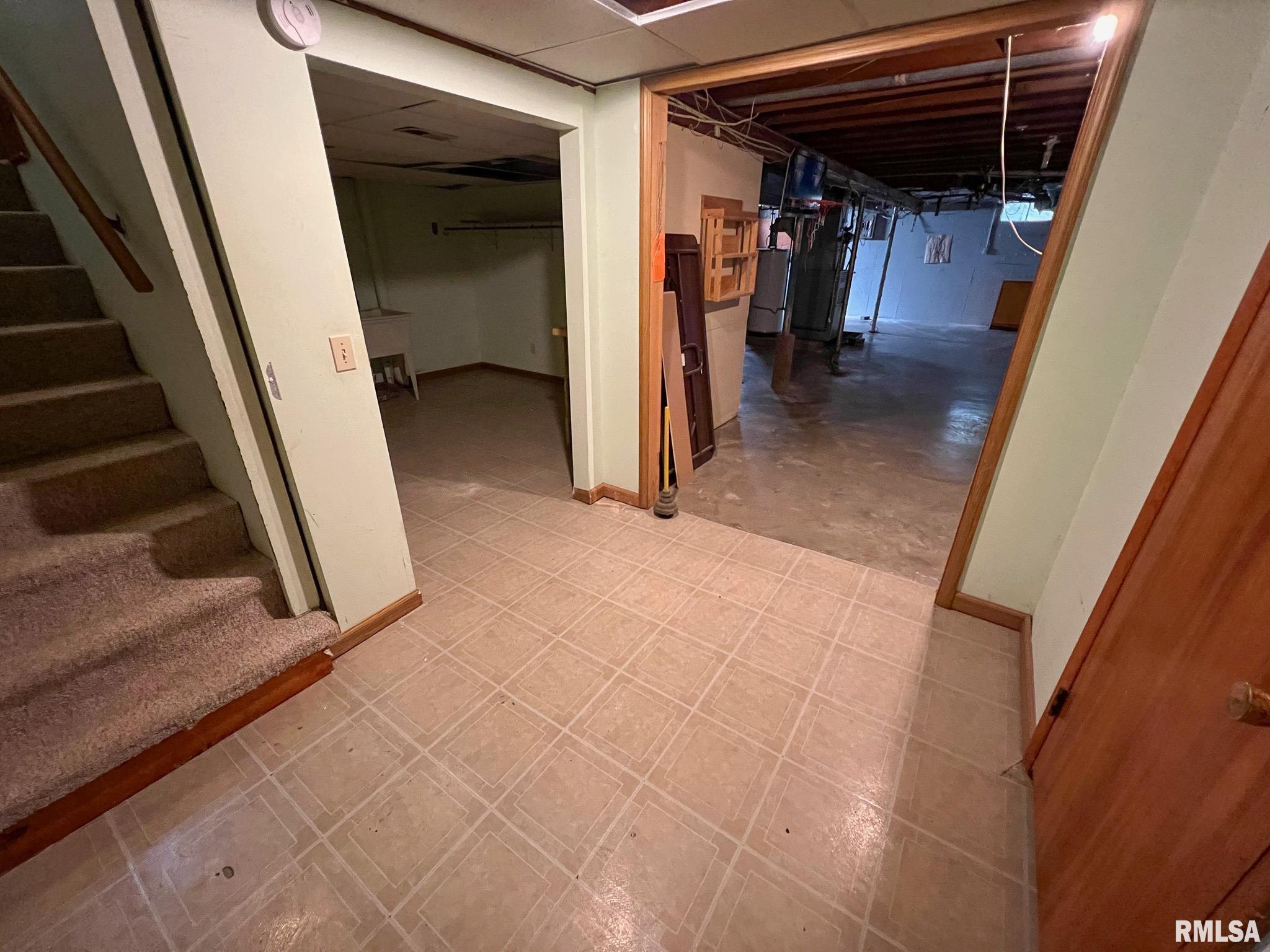 613 E NICHOLAS Street