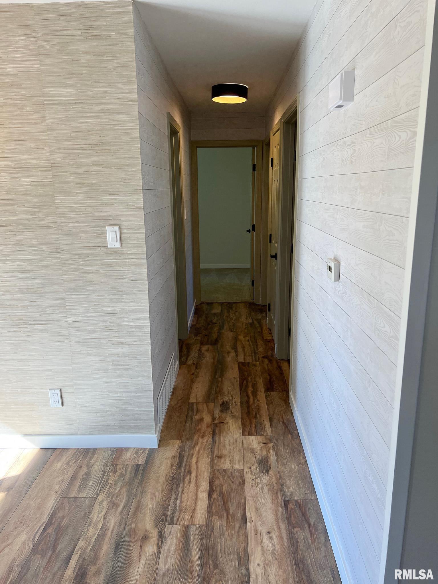 613 E NICHOLAS Street