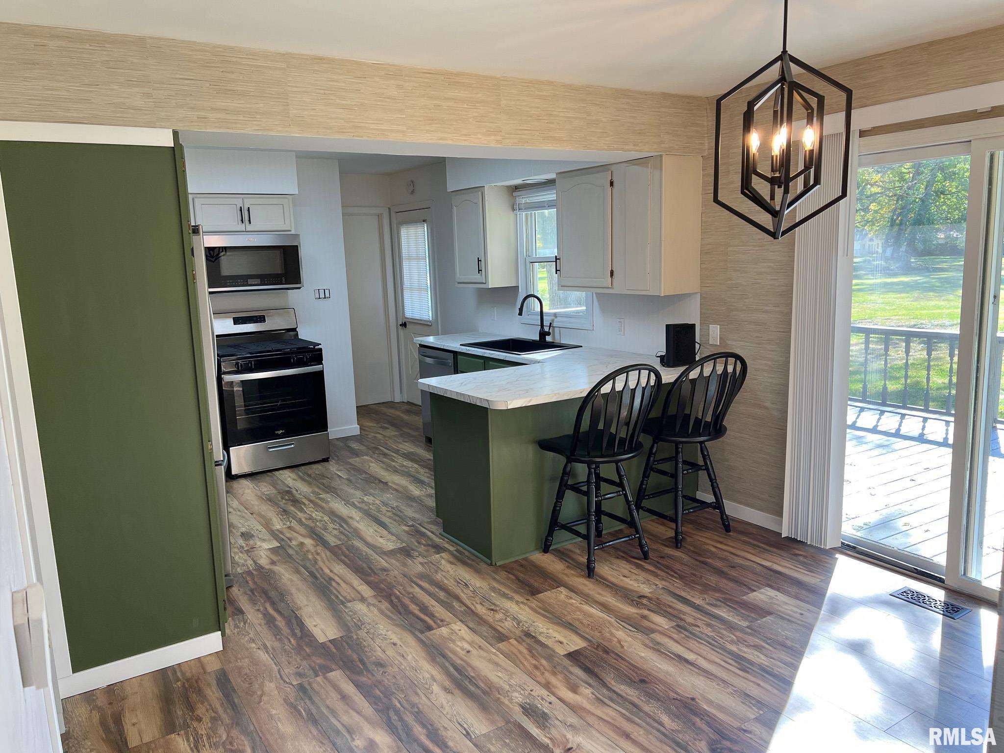 613 E NICHOLAS Street