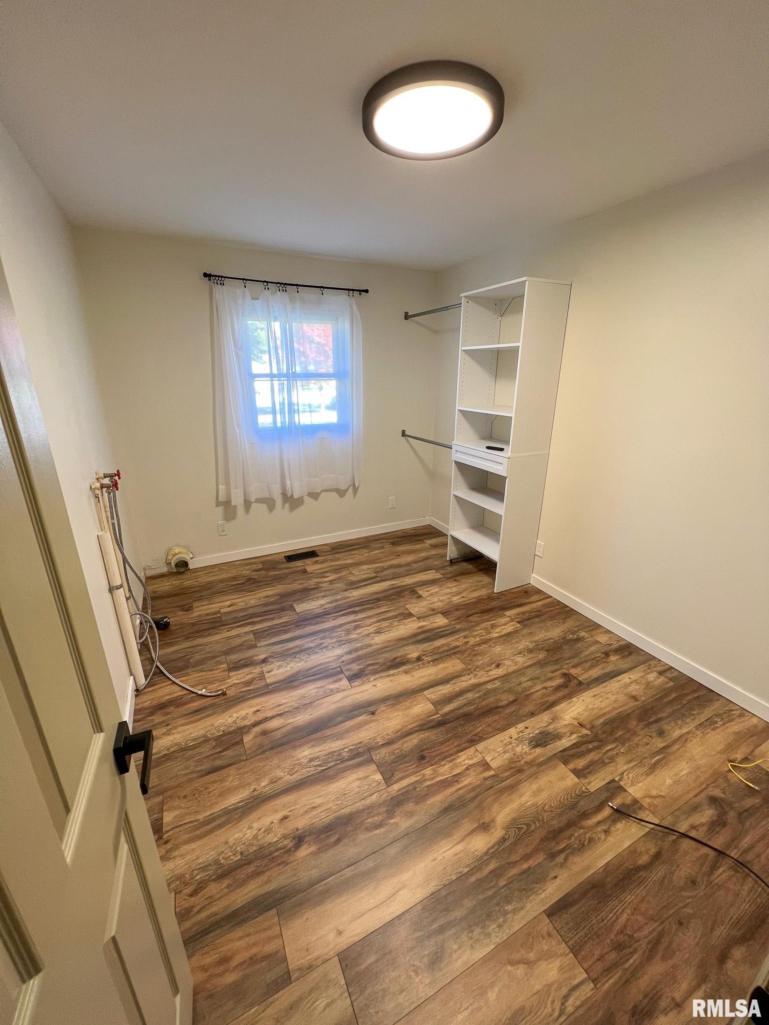 613 E NICHOLAS Street