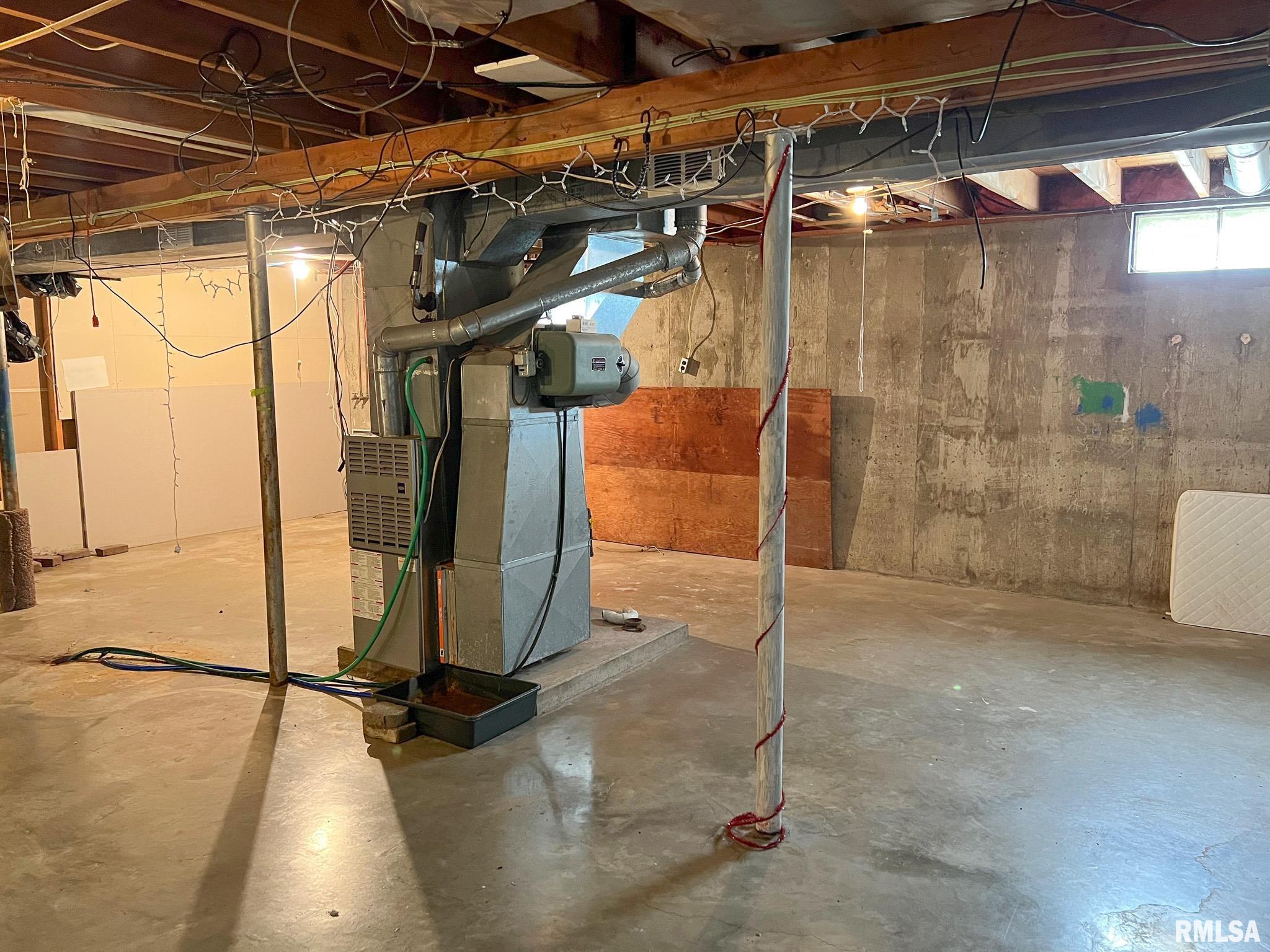 613 E NICHOLAS Street