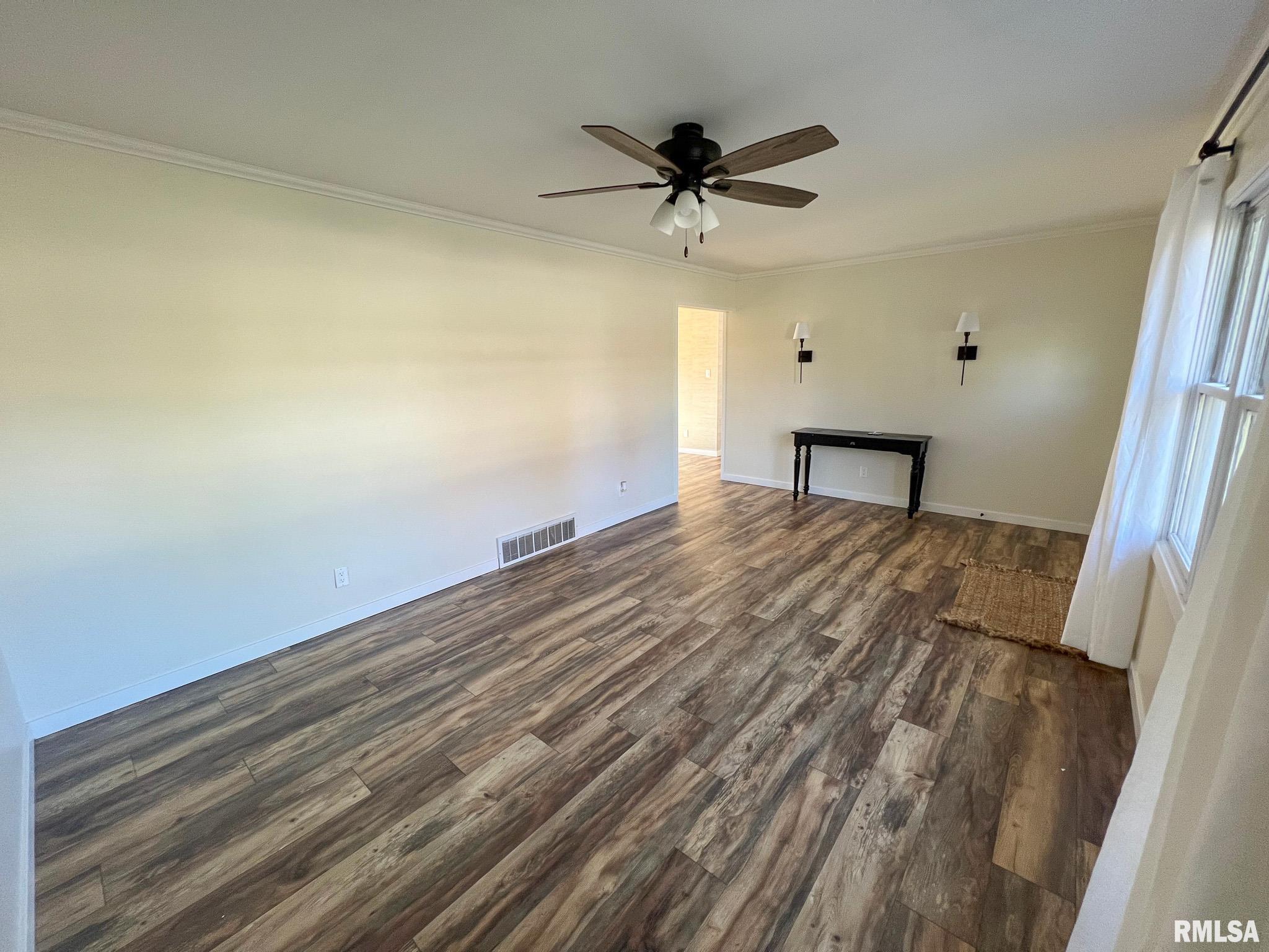 613 E NICHOLAS Street