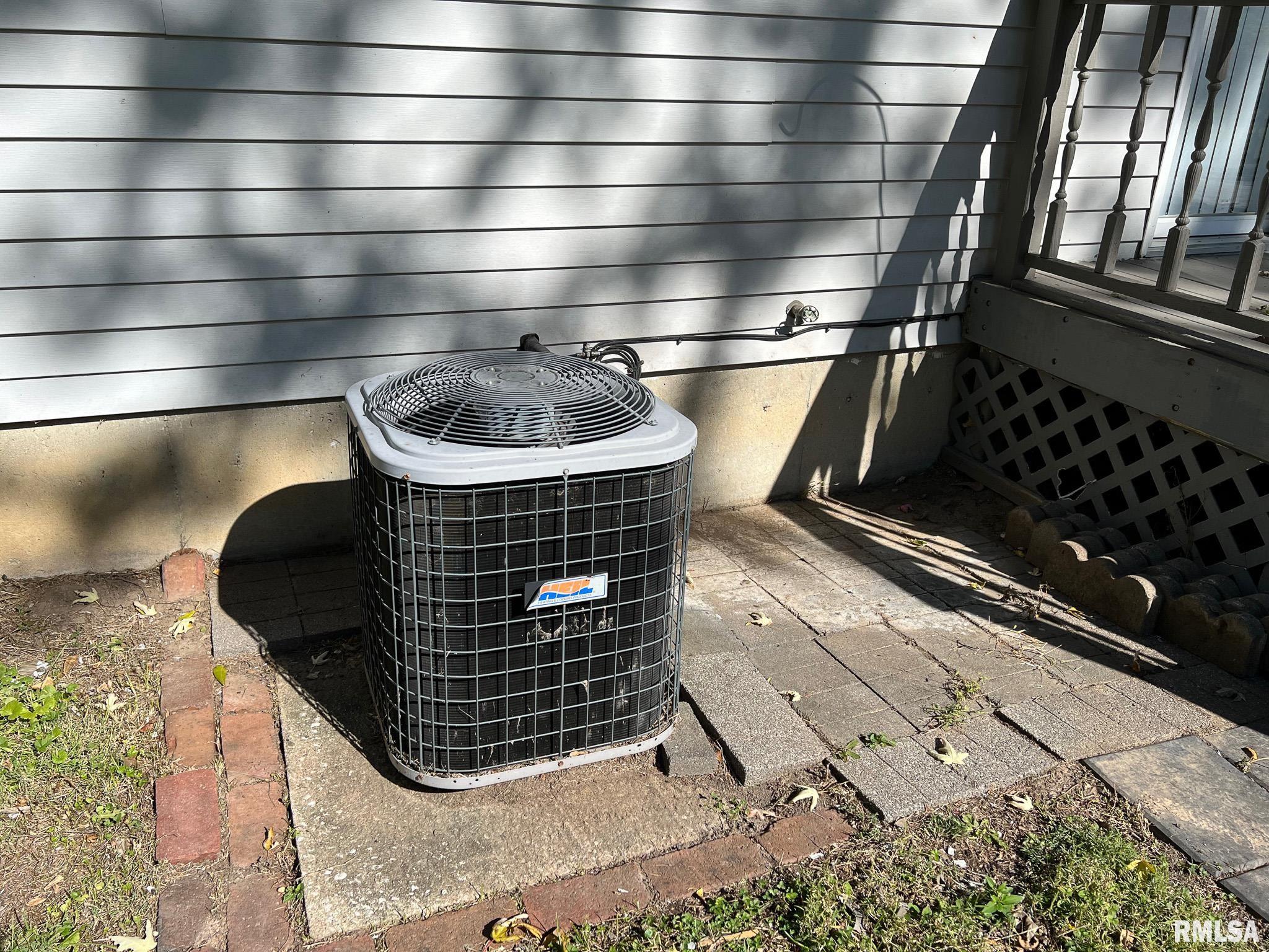 613 E NICHOLAS Street