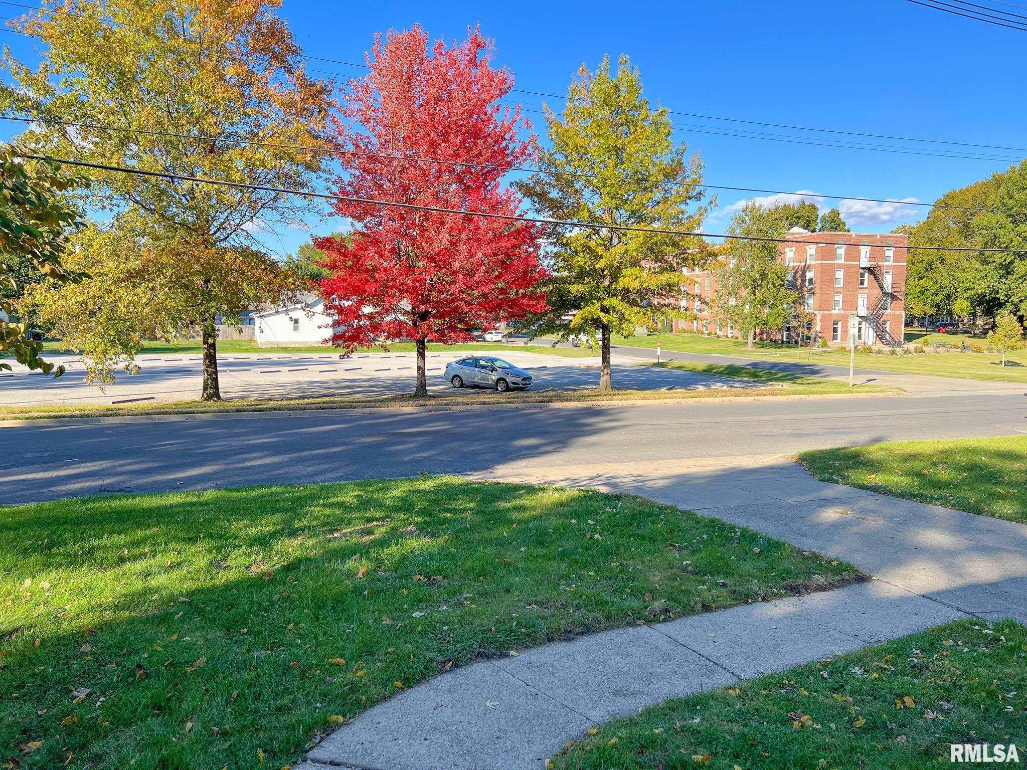 613 E NICHOLAS Street