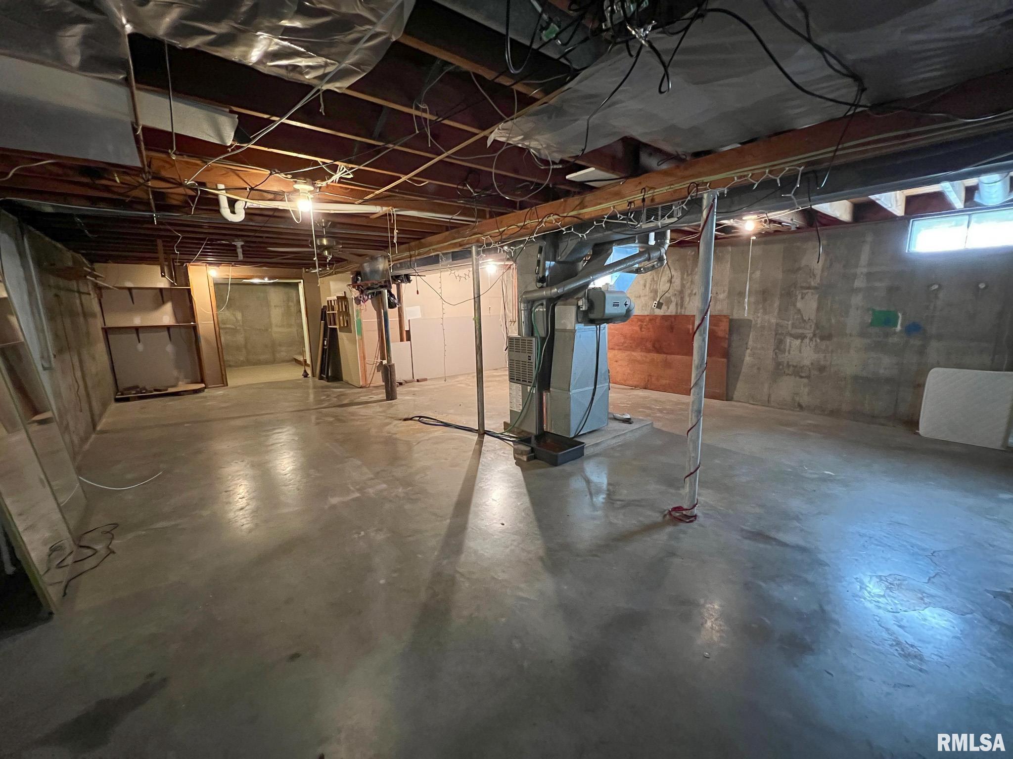 613 E NICHOLAS Street