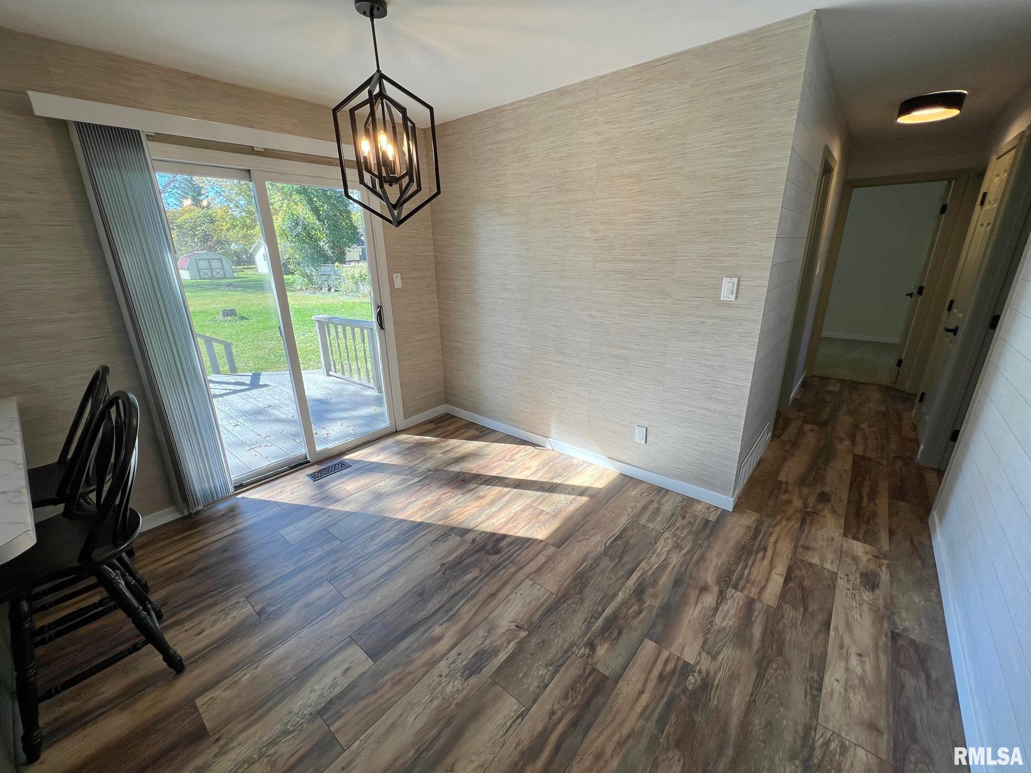 613 E NICHOLAS Street