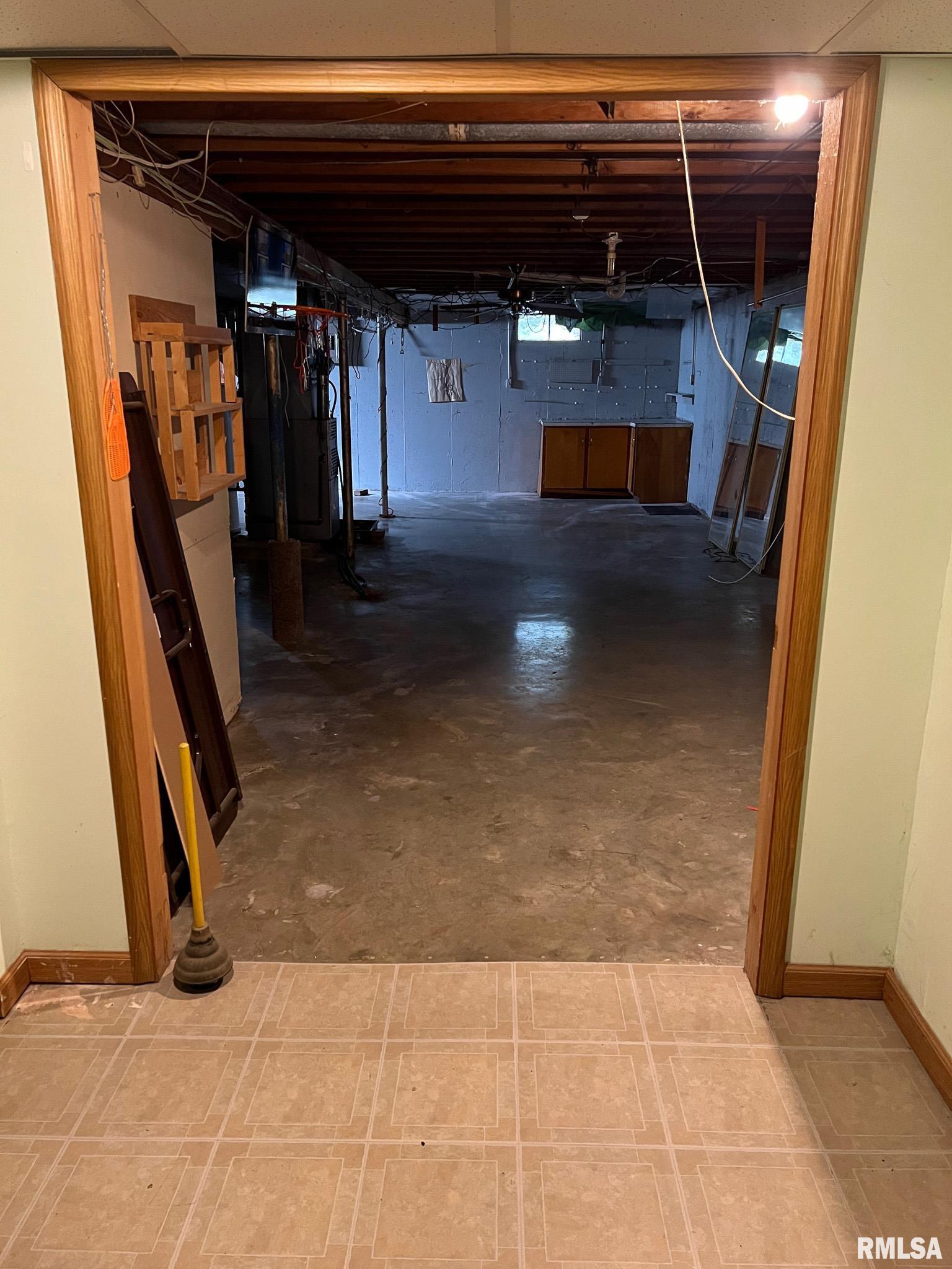 613 E NICHOLAS Street