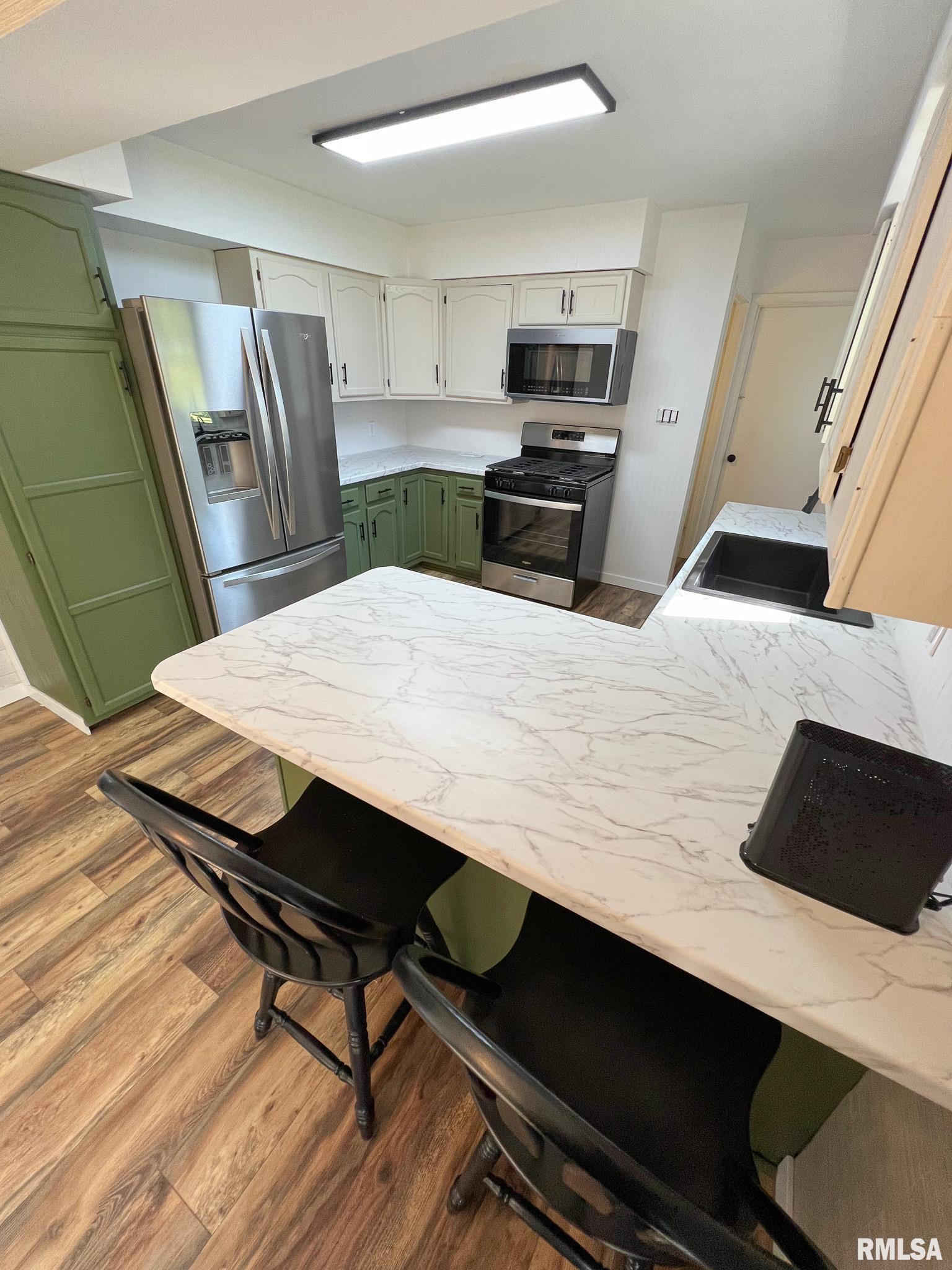 613 E NICHOLAS Street