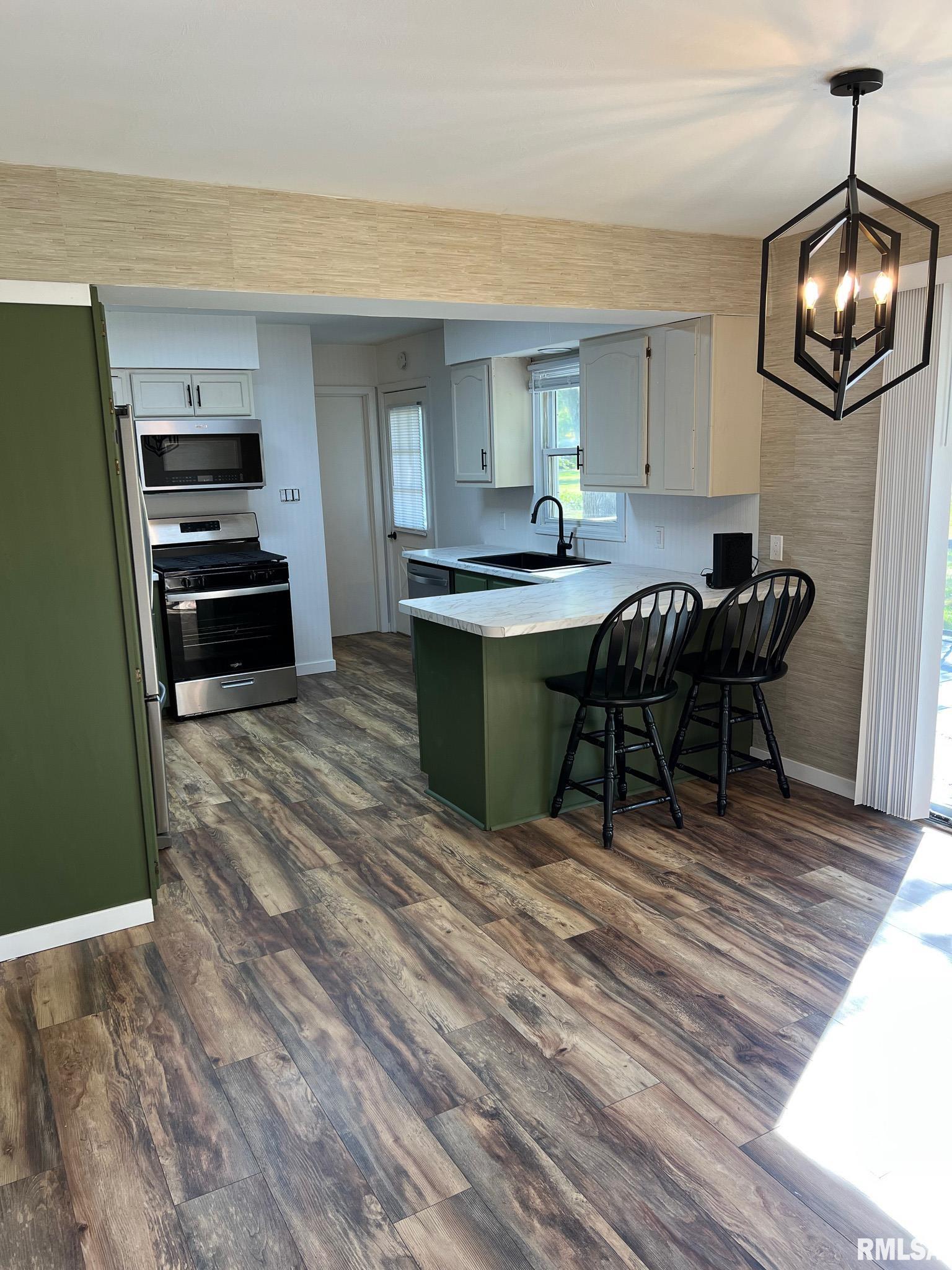 613 E NICHOLAS Street