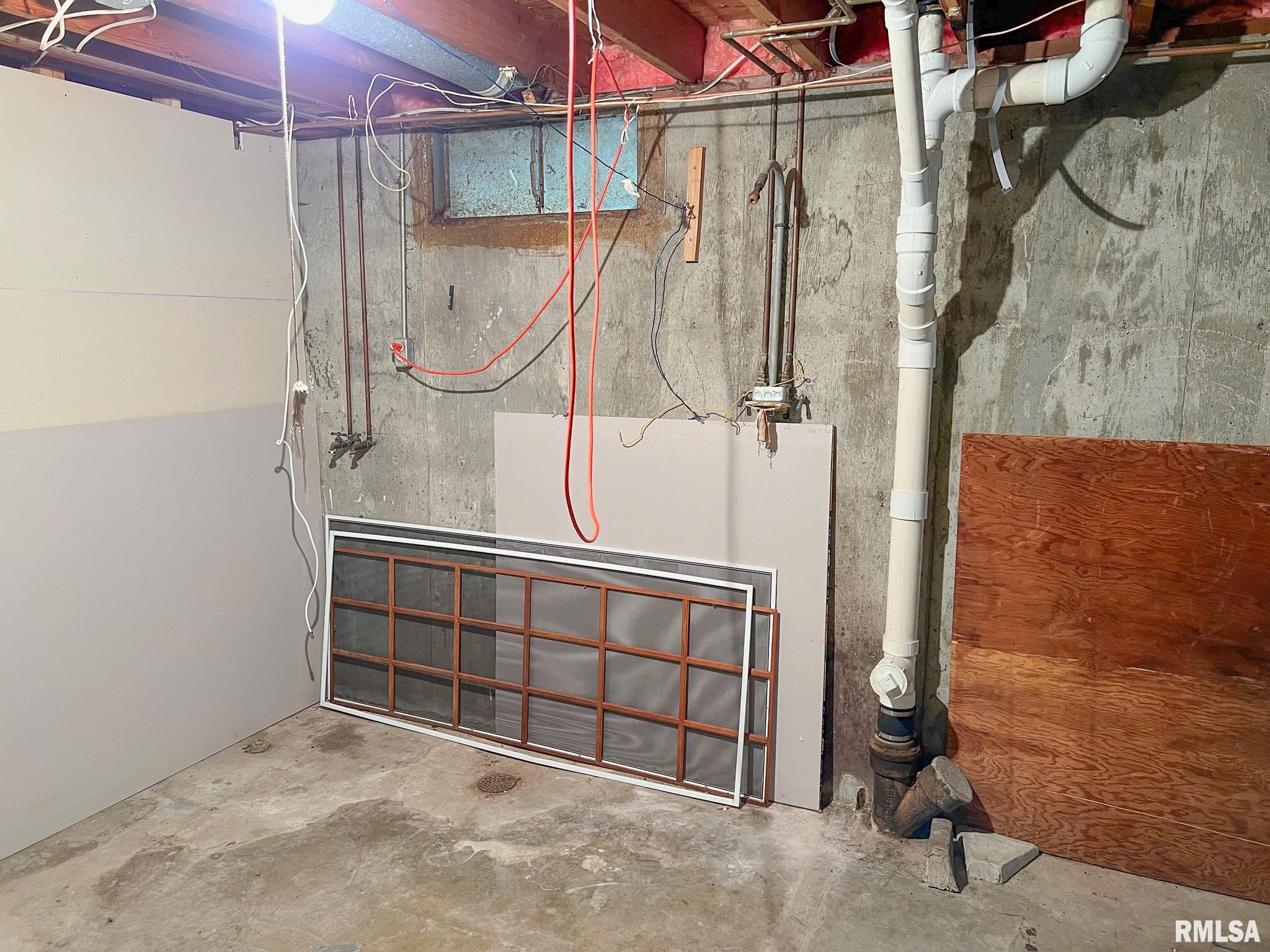 613 E NICHOLAS Street