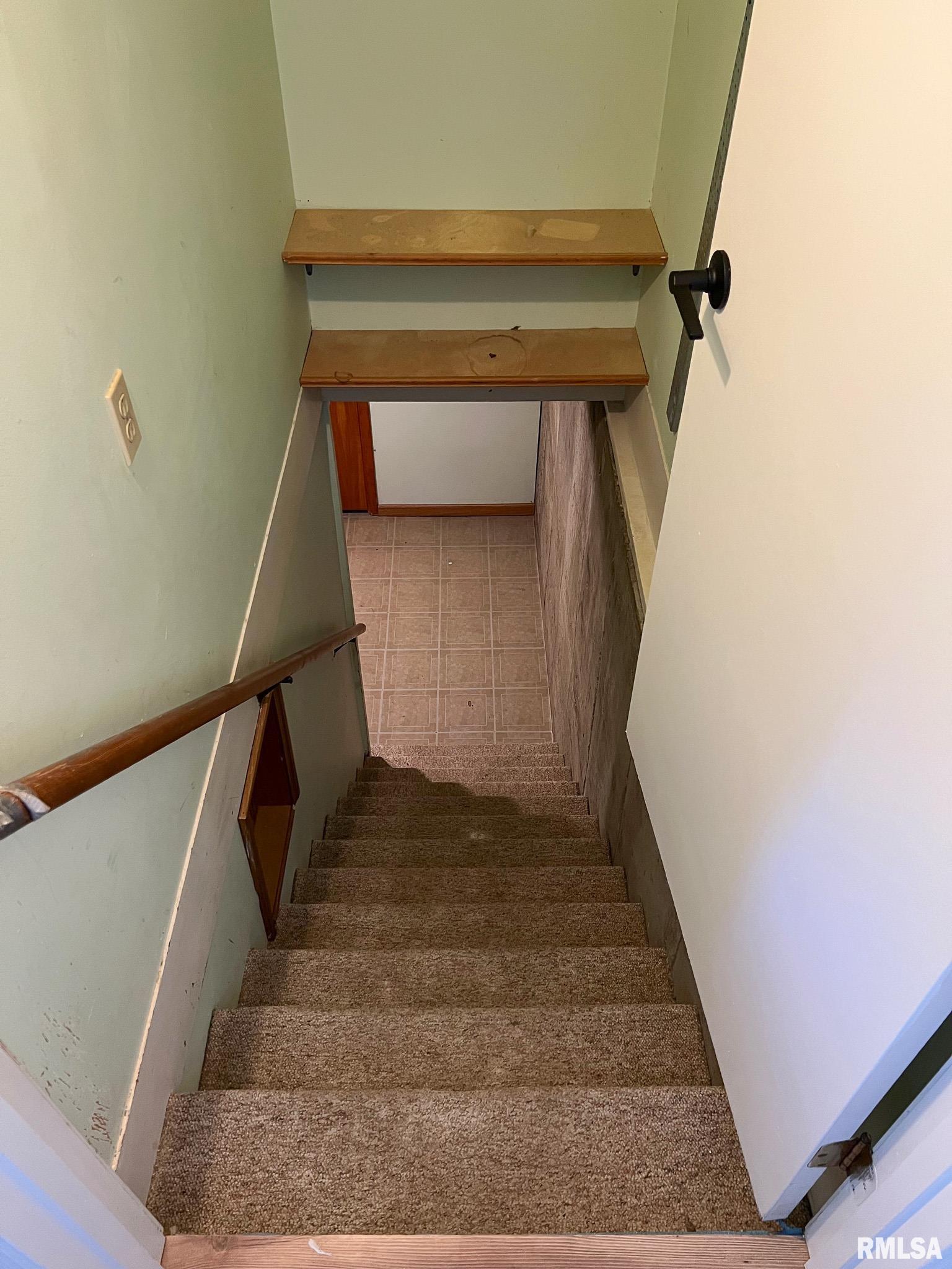 613 E NICHOLAS Street