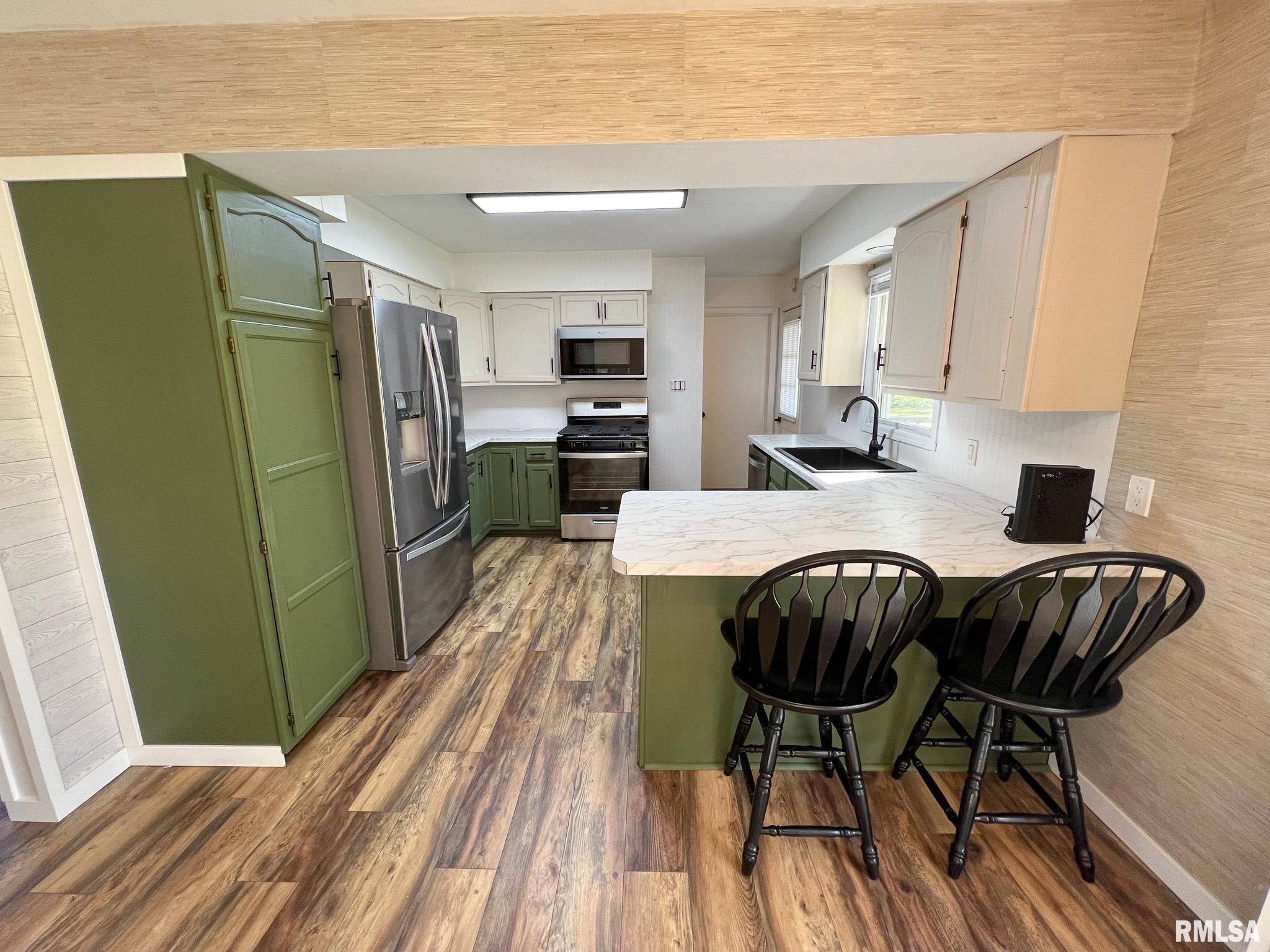 613 E NICHOLAS Street