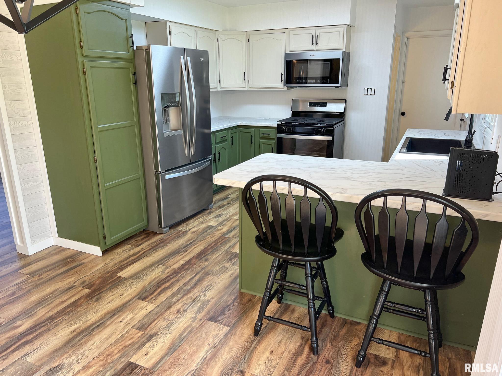 613 E NICHOLAS Street