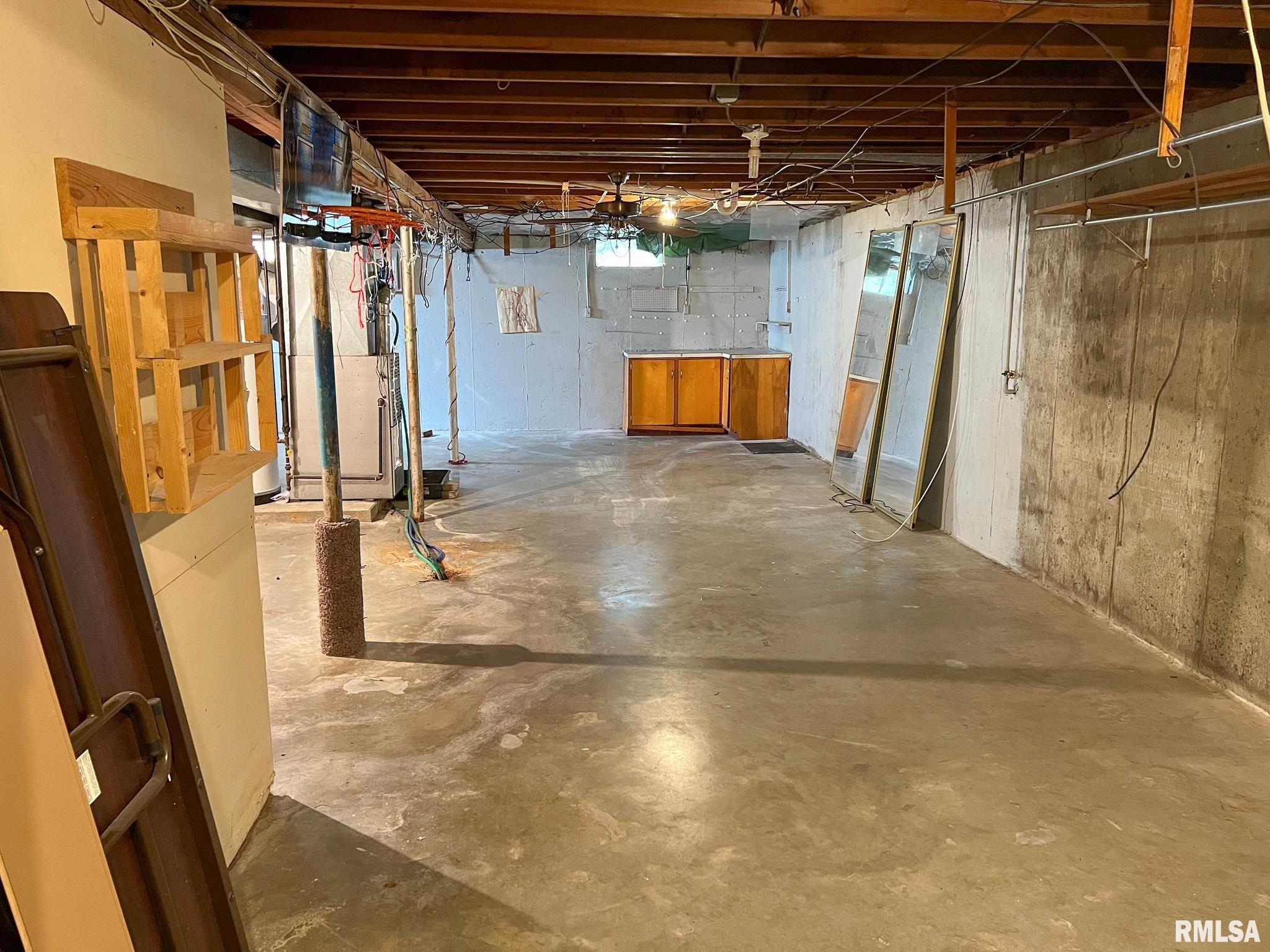 613 E NICHOLAS Street