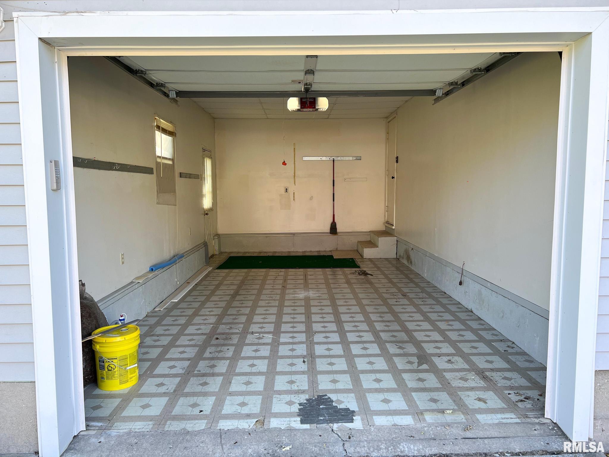 613 E NICHOLAS Street