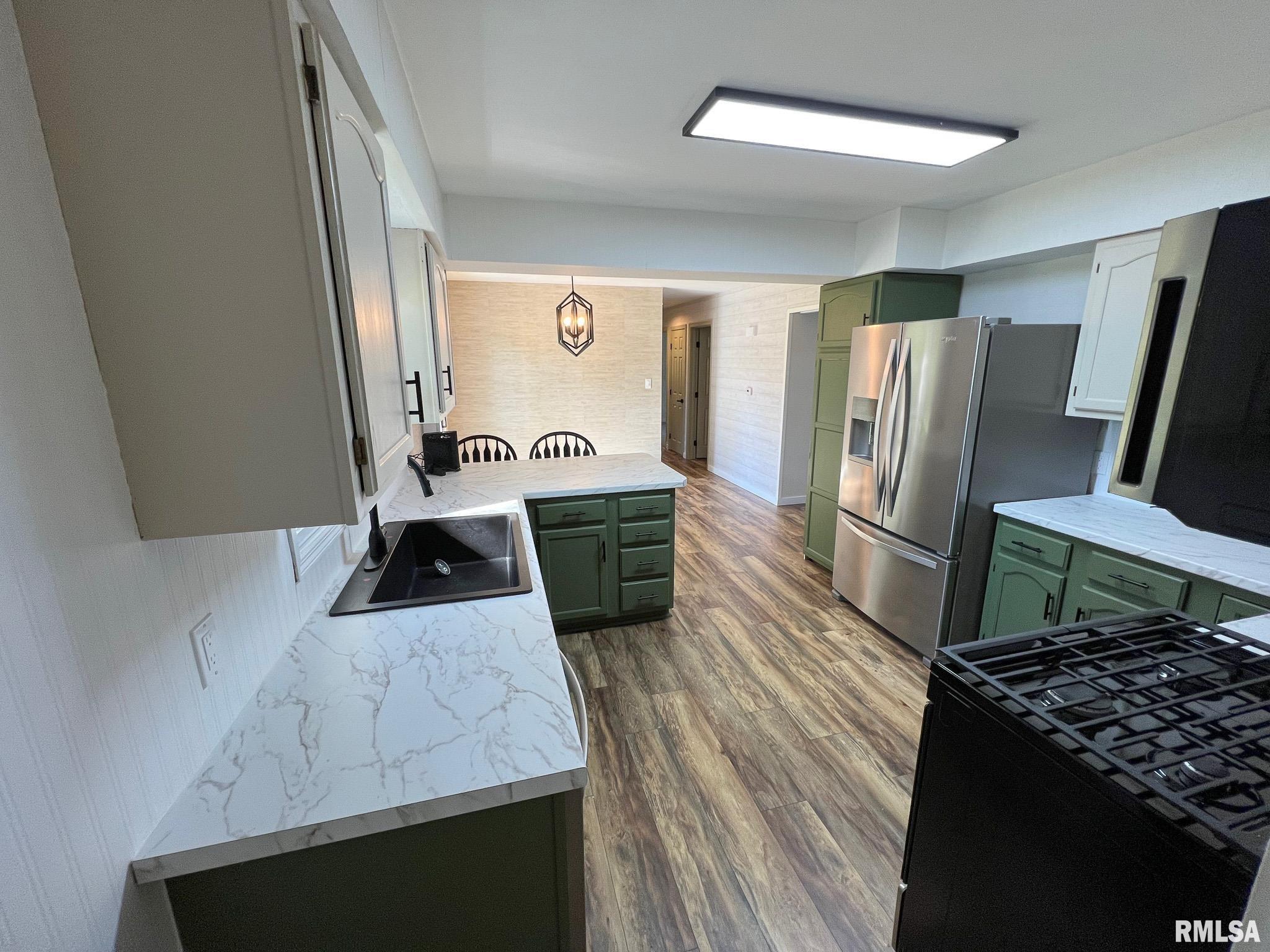 613 E NICHOLAS Street