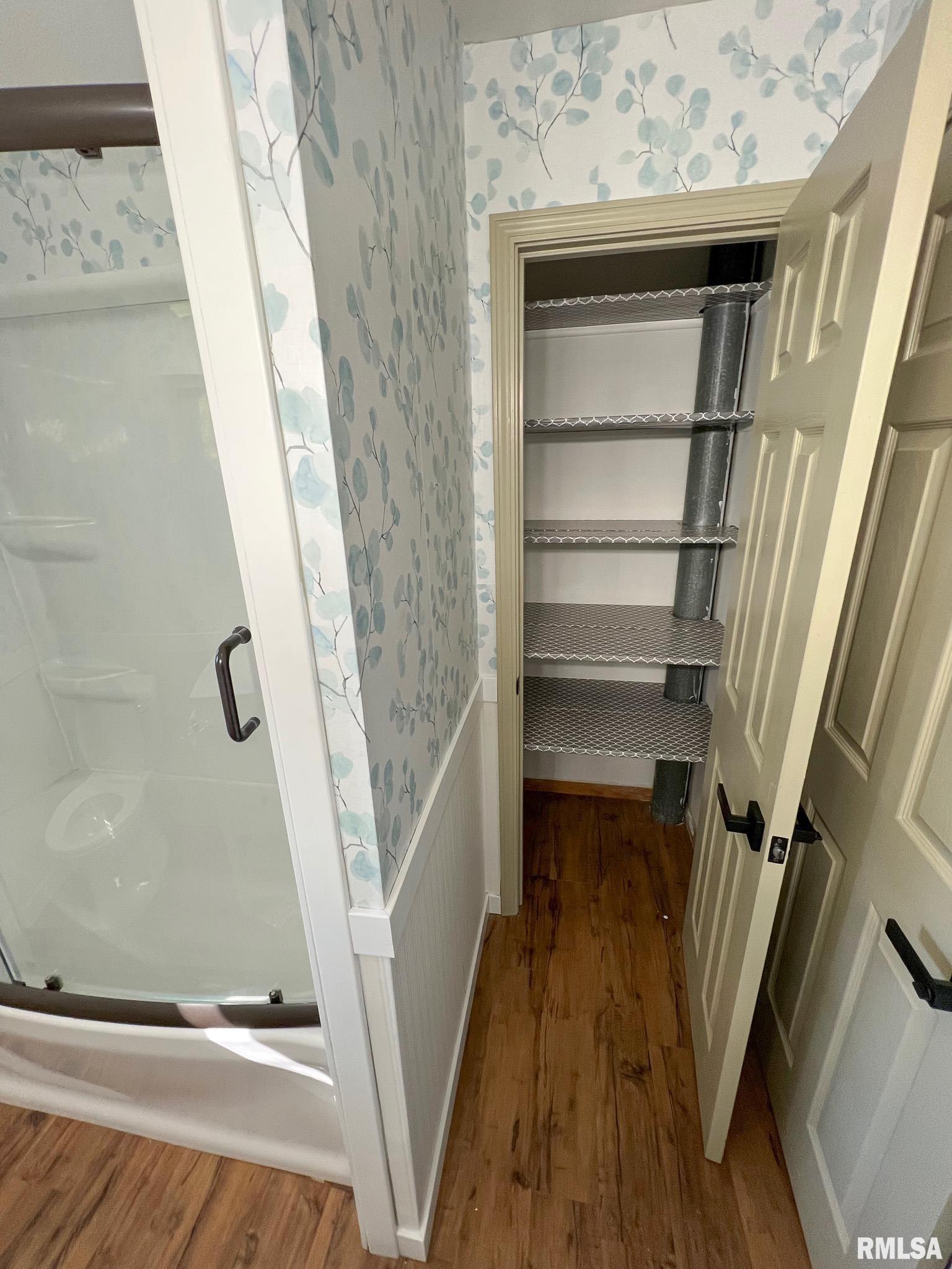 613 E NICHOLAS Street