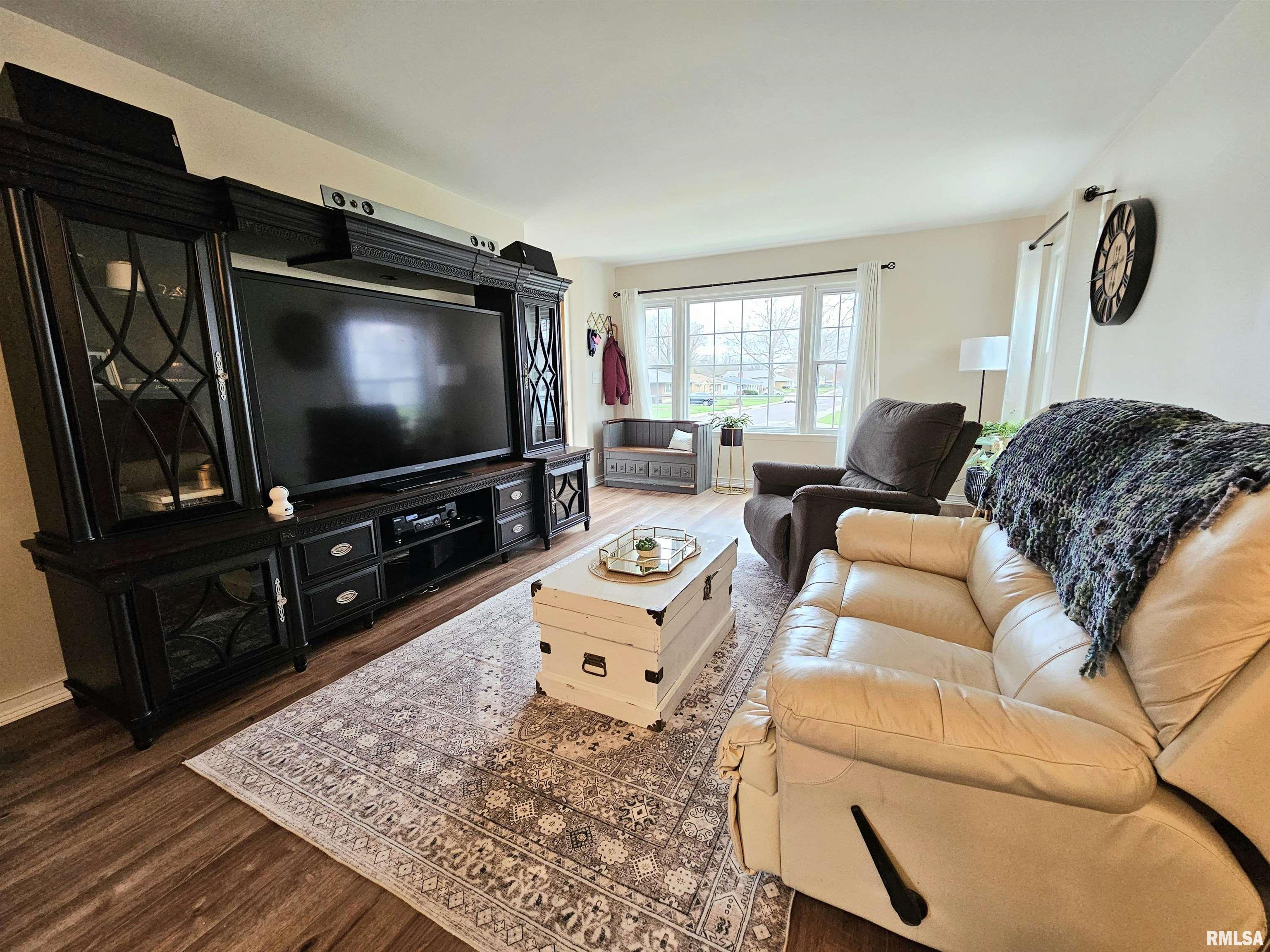 5602 N ARROW Drive