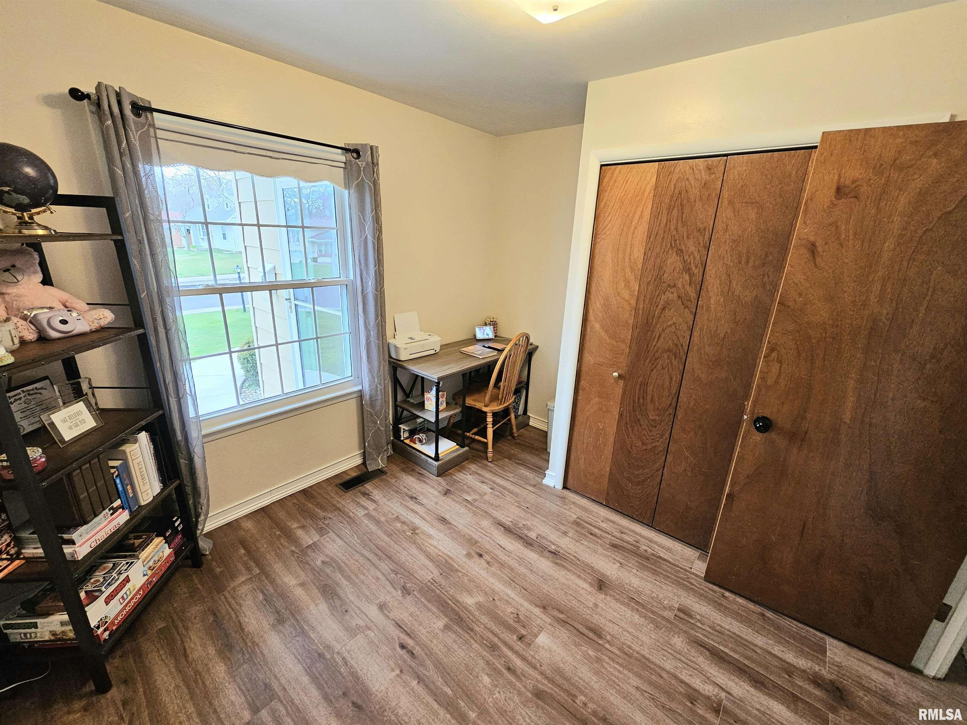 5602 N ARROW Drive