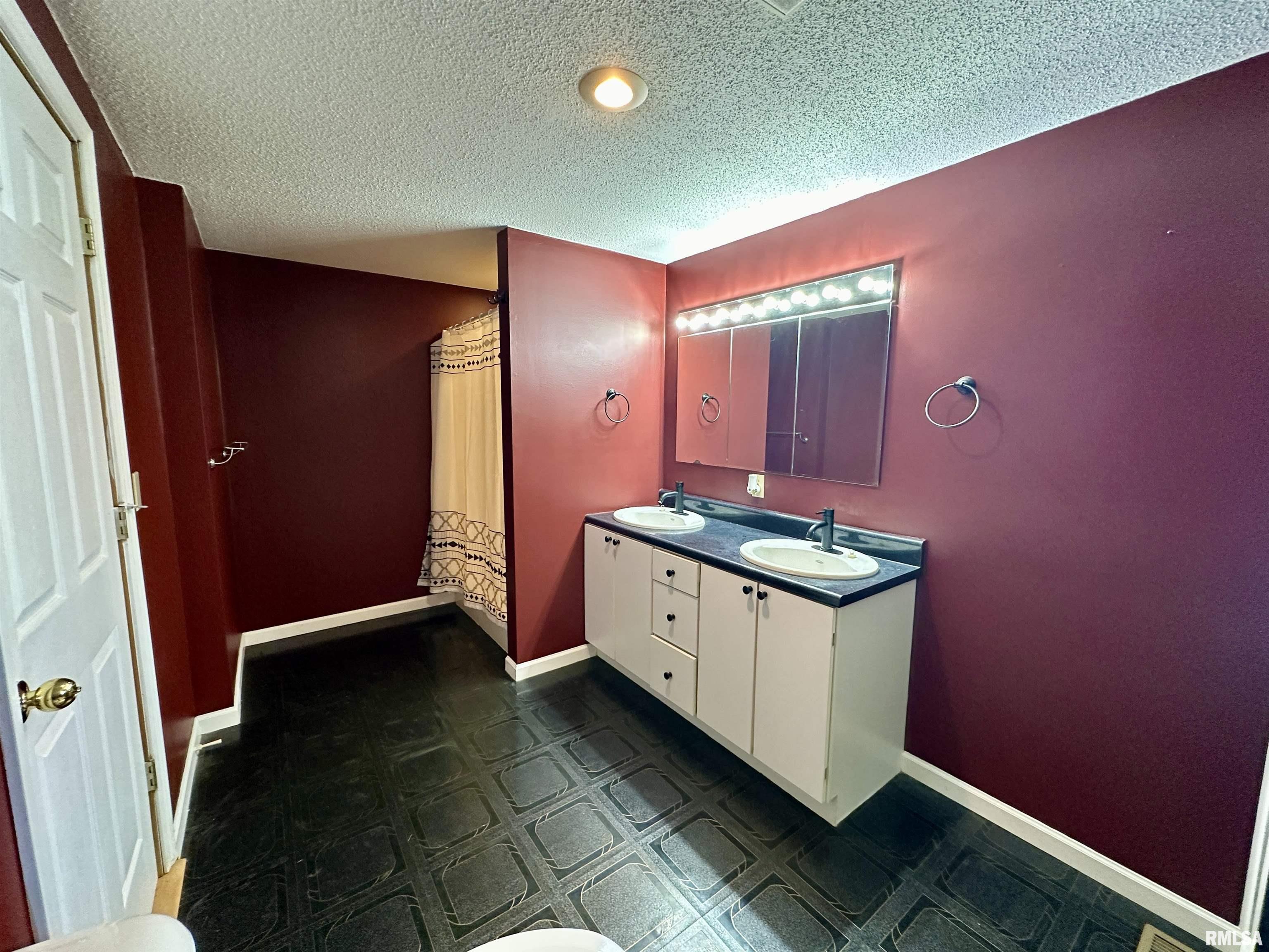 304 N HIGH Street