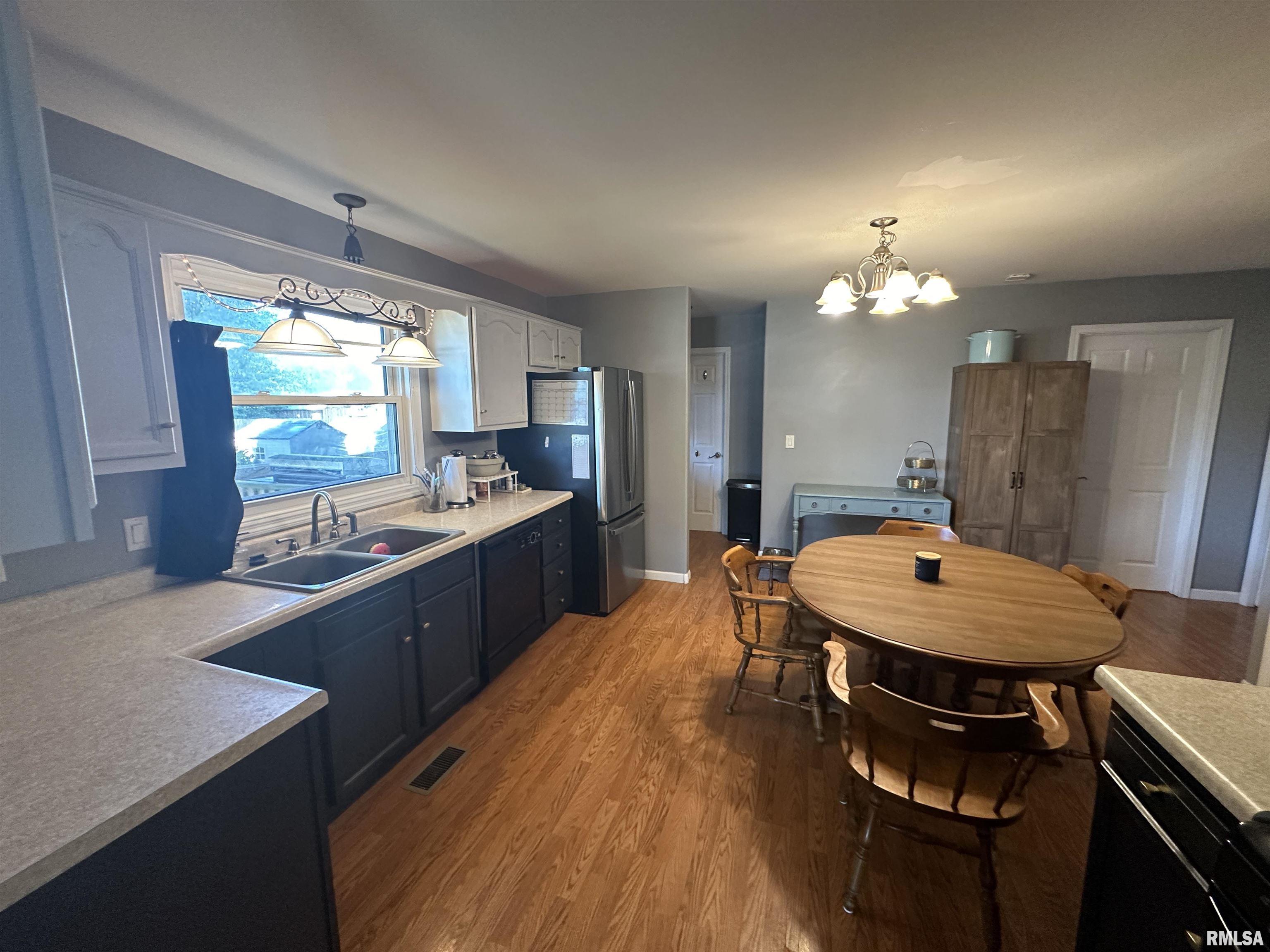 1117 N SPRINGFIELD Street