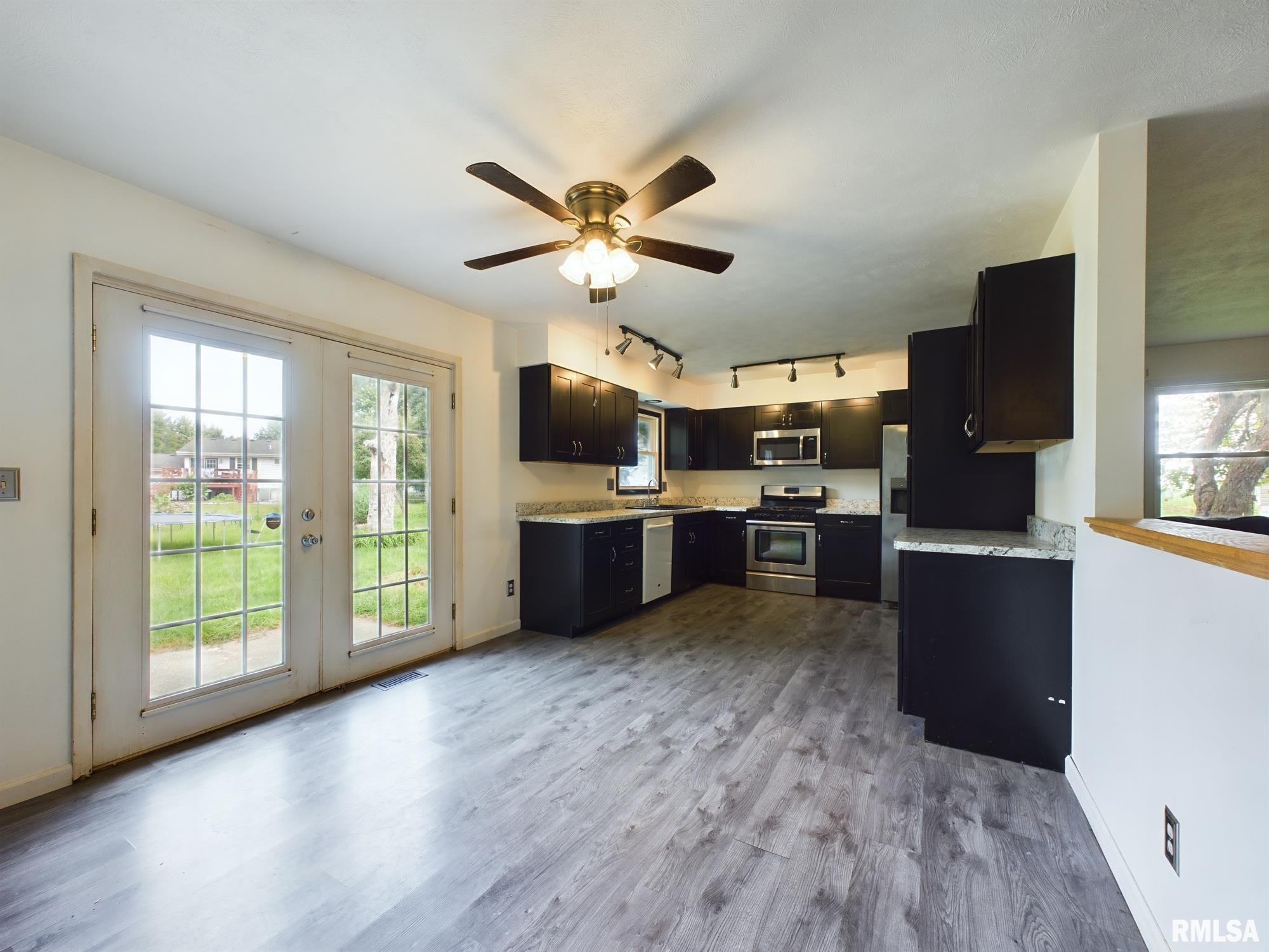 509 N ROBIN Court