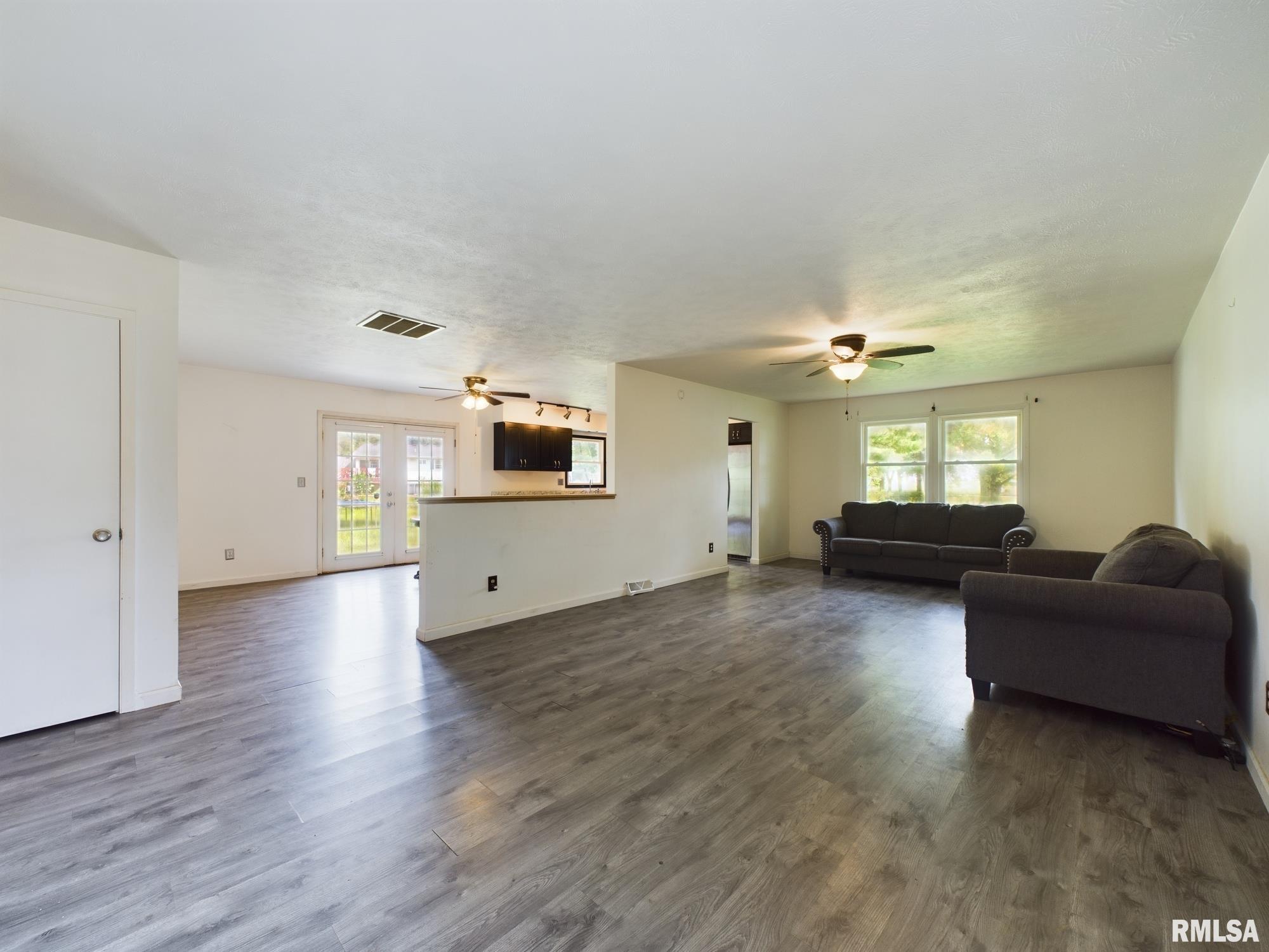 509 N ROBIN Court
