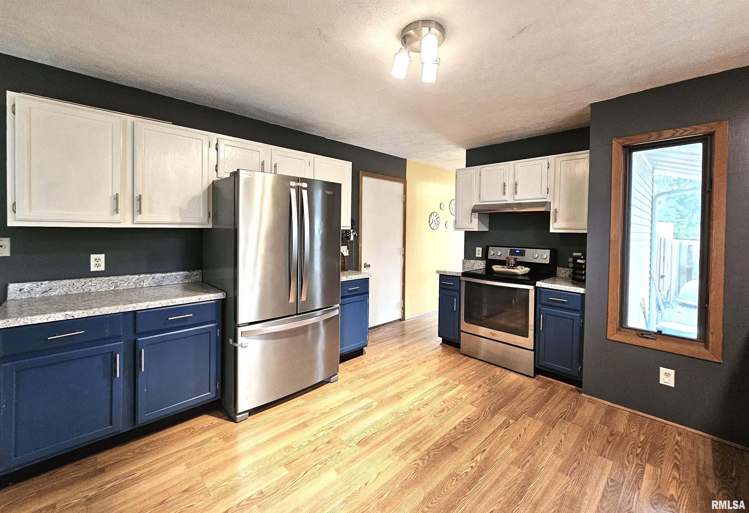 102 W 4TH Street
