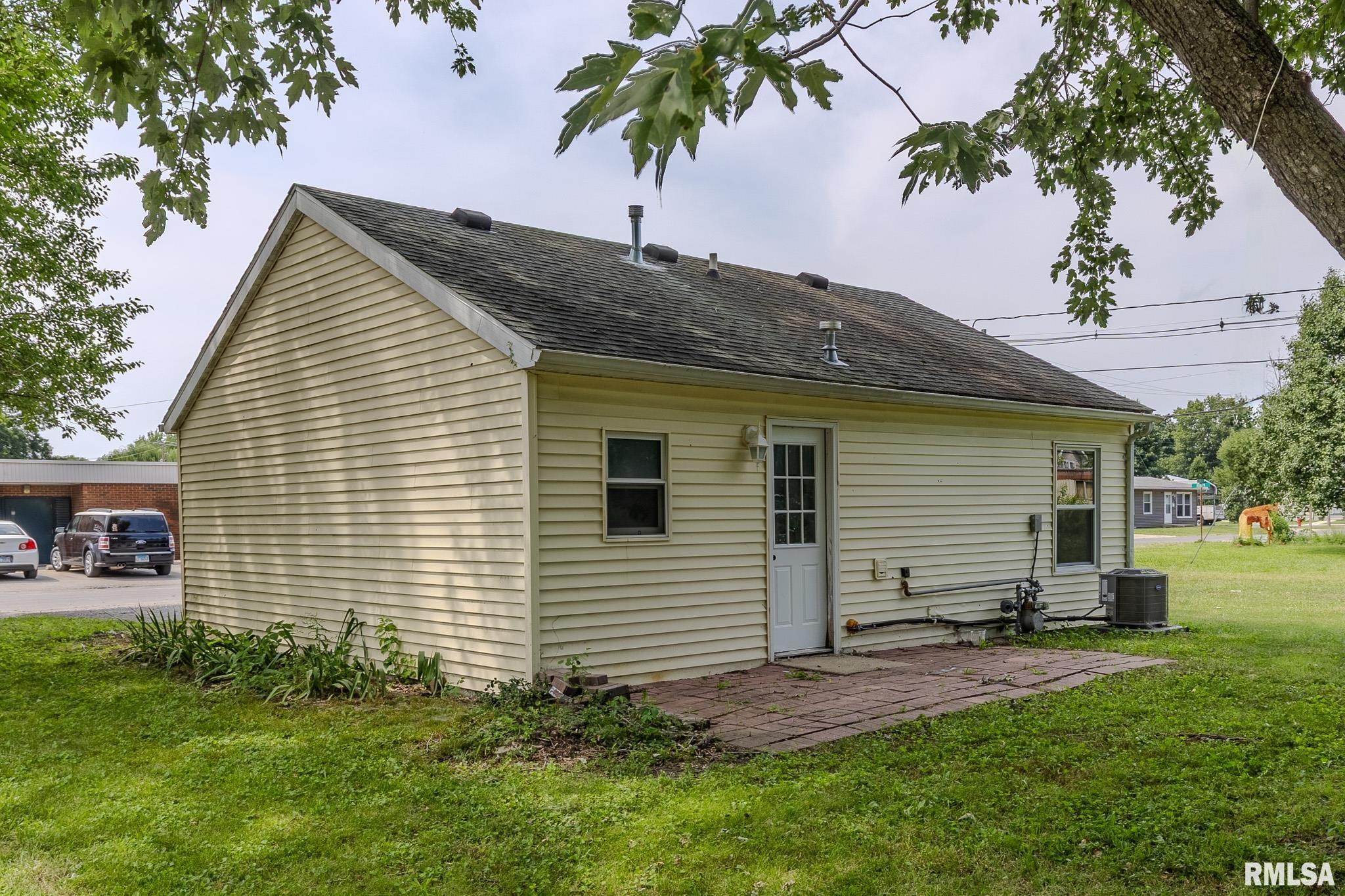 825 N HIGH Street