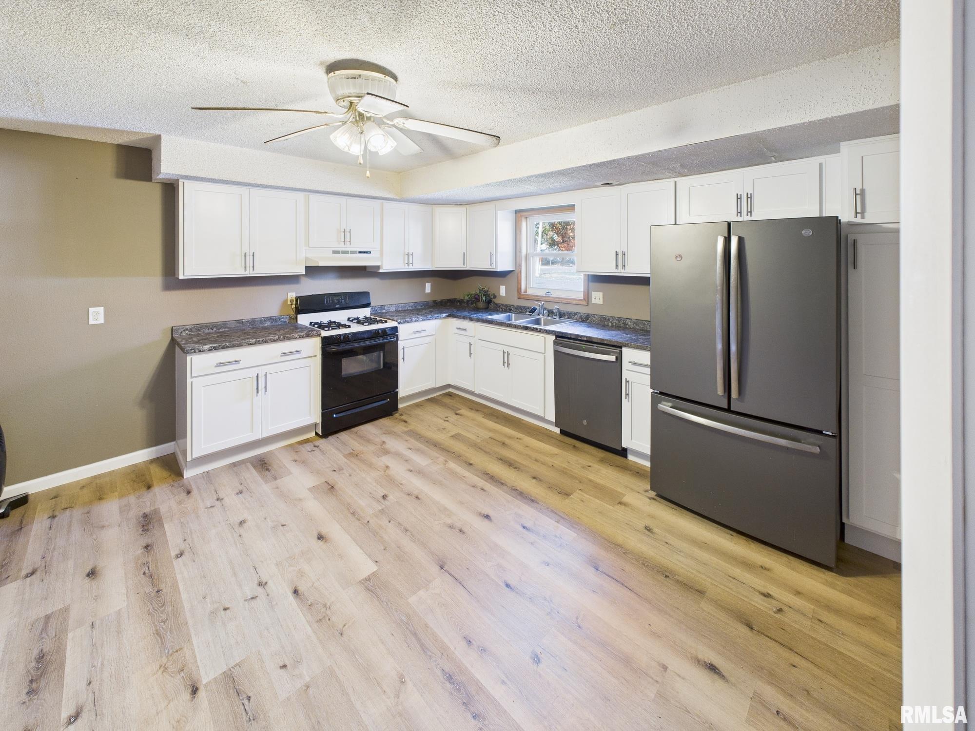 858 N DIAMOND Street