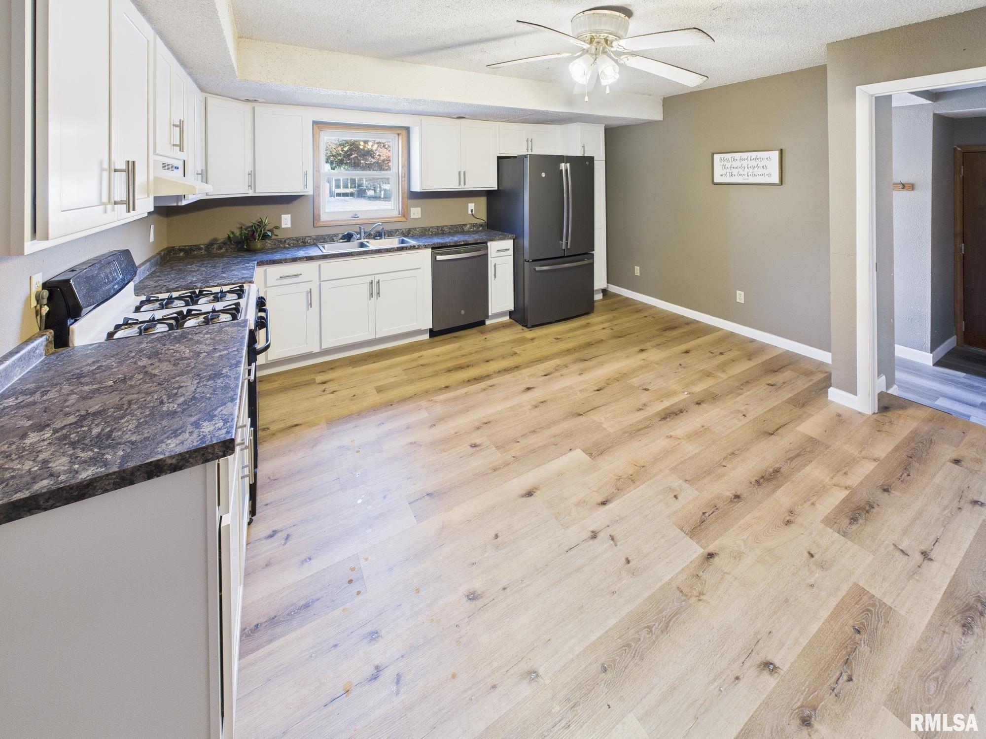 858 N DIAMOND Street