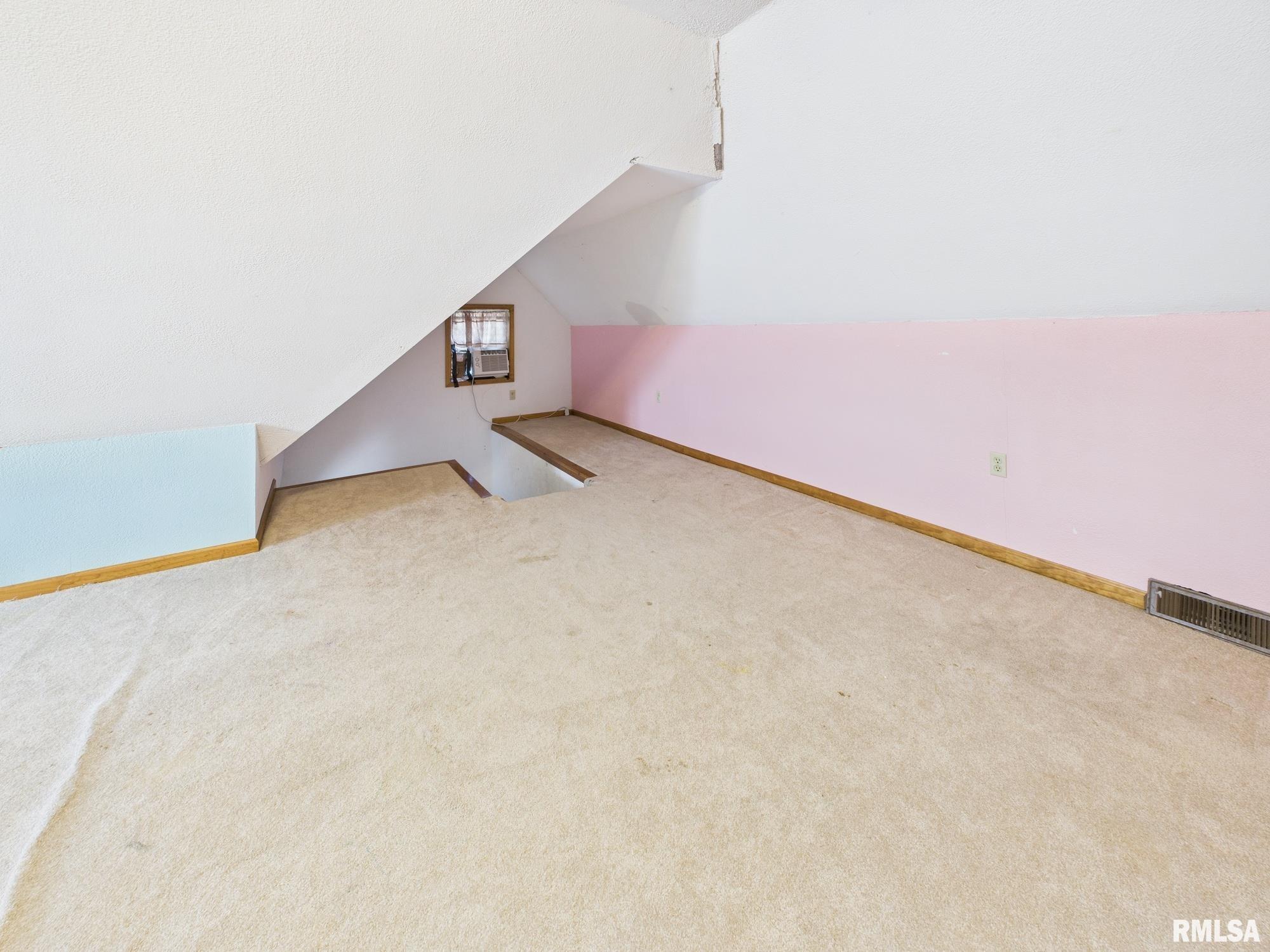 858 N DIAMOND Street