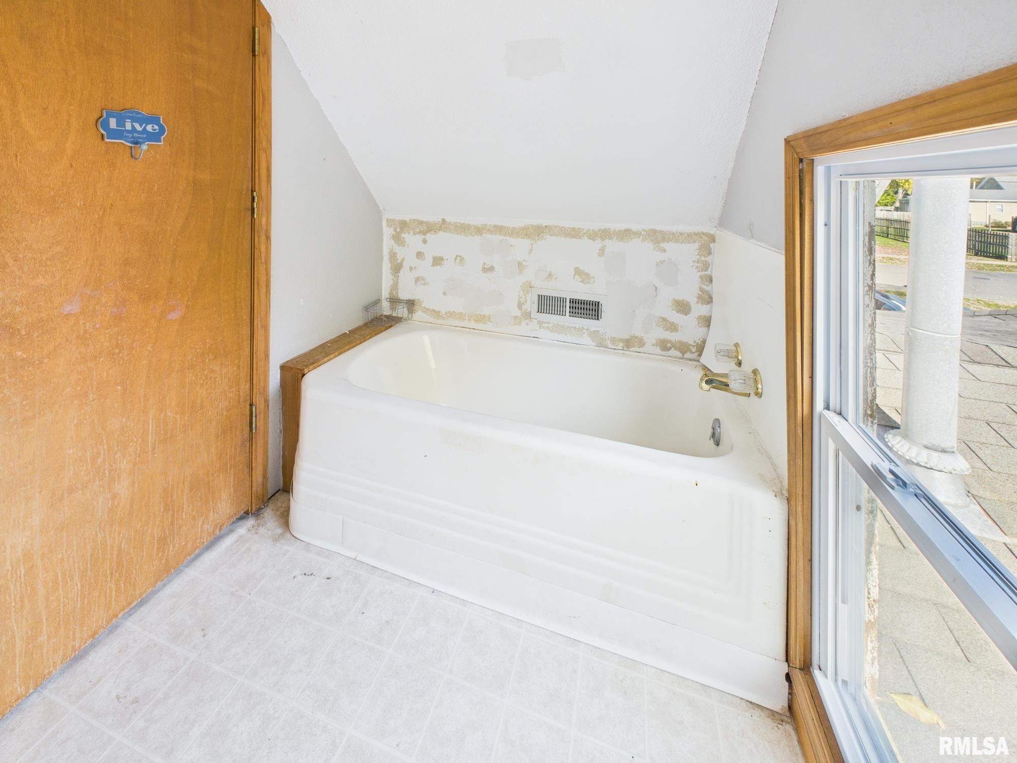 858 N DIAMOND Street