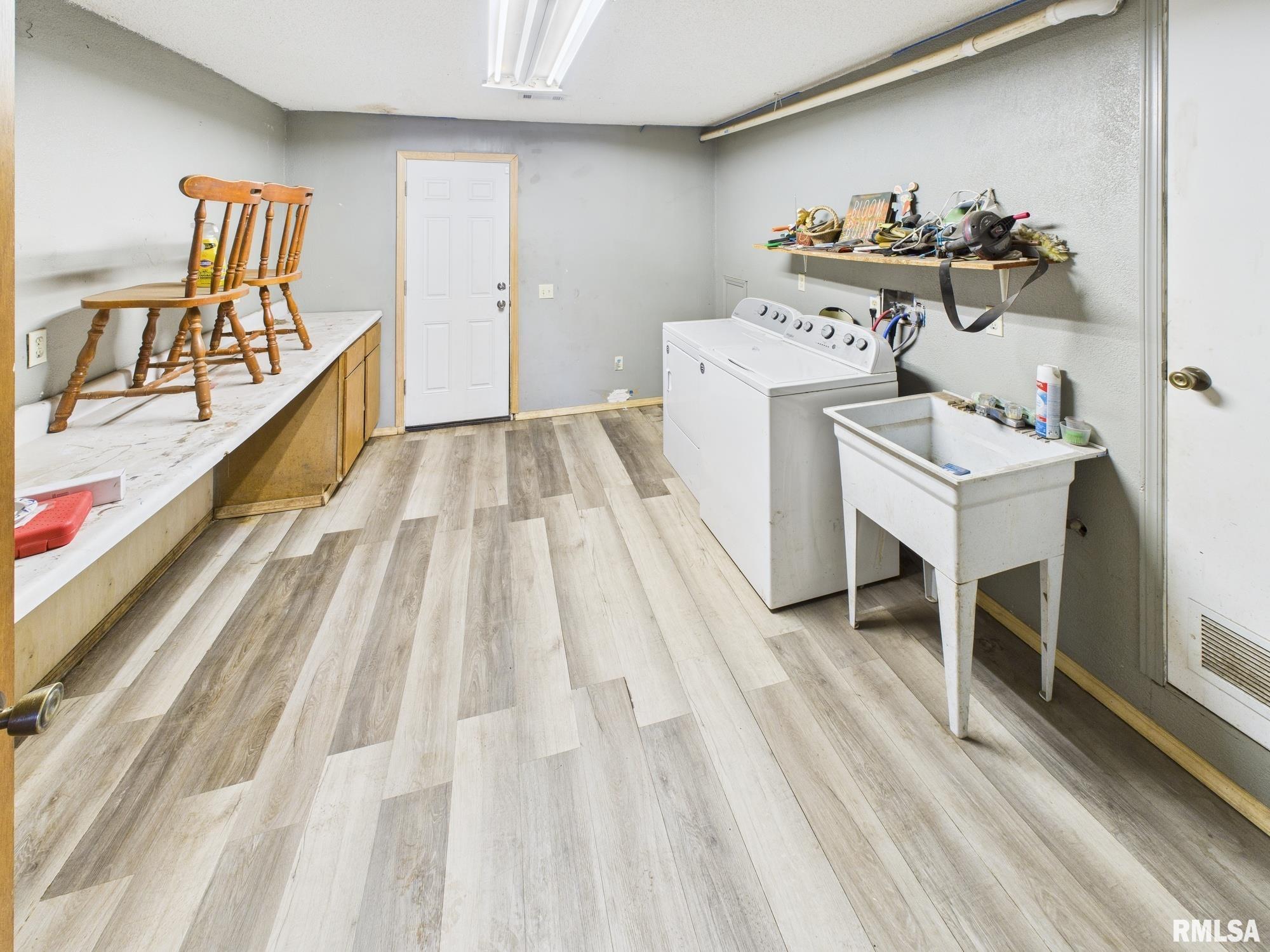 858 N DIAMOND Street