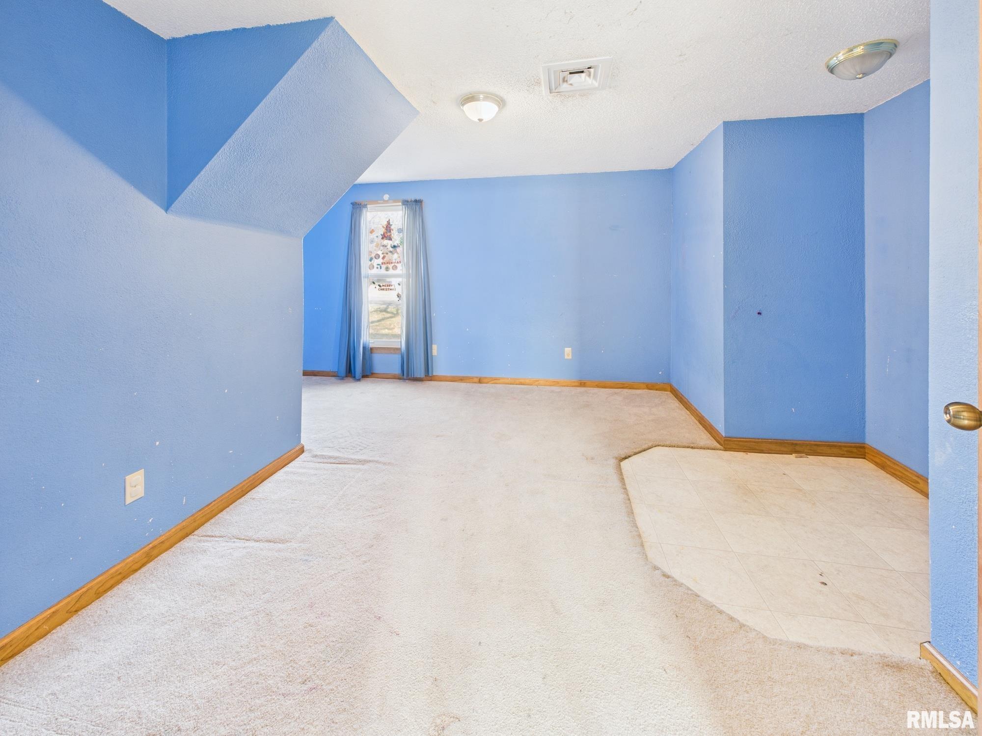 858 N DIAMOND Street