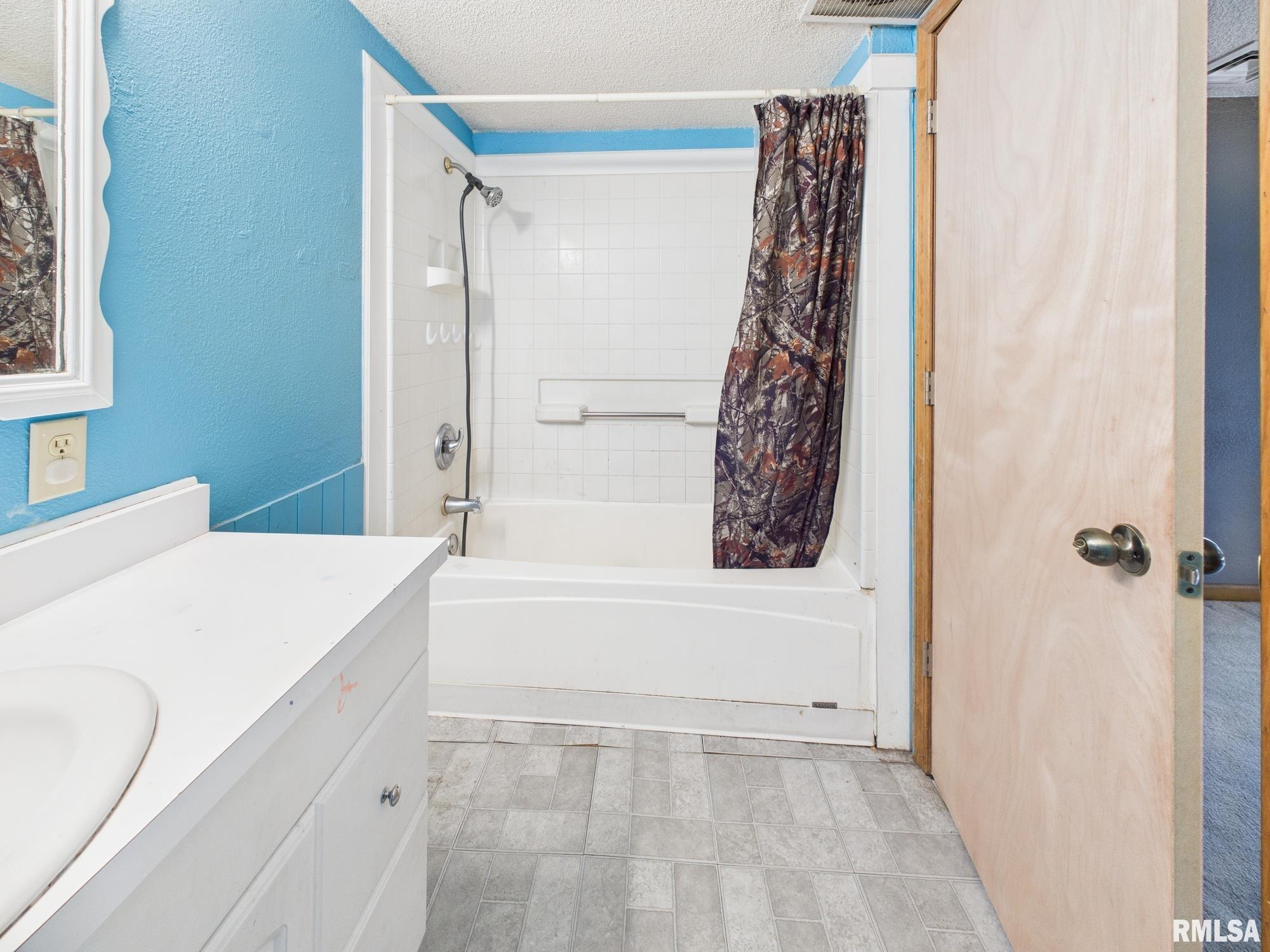 858 N DIAMOND Street